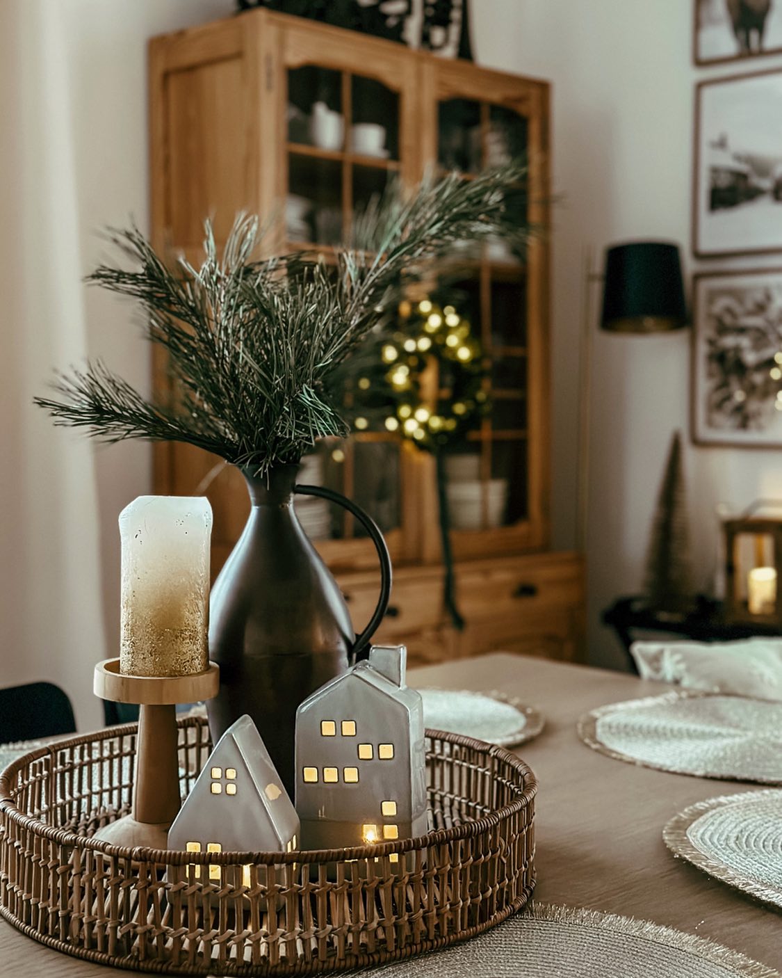 Inspirierende Dekoidee für die kalte Jahreszeit: Auf einem Rattan-Tablett zaubert @mieszkanie.marzen mit Dekohäuschen, Tannengrün und einer glitzernden Kerze eine gemütliche Atmosphäre.📸❄️ . . . #depo
