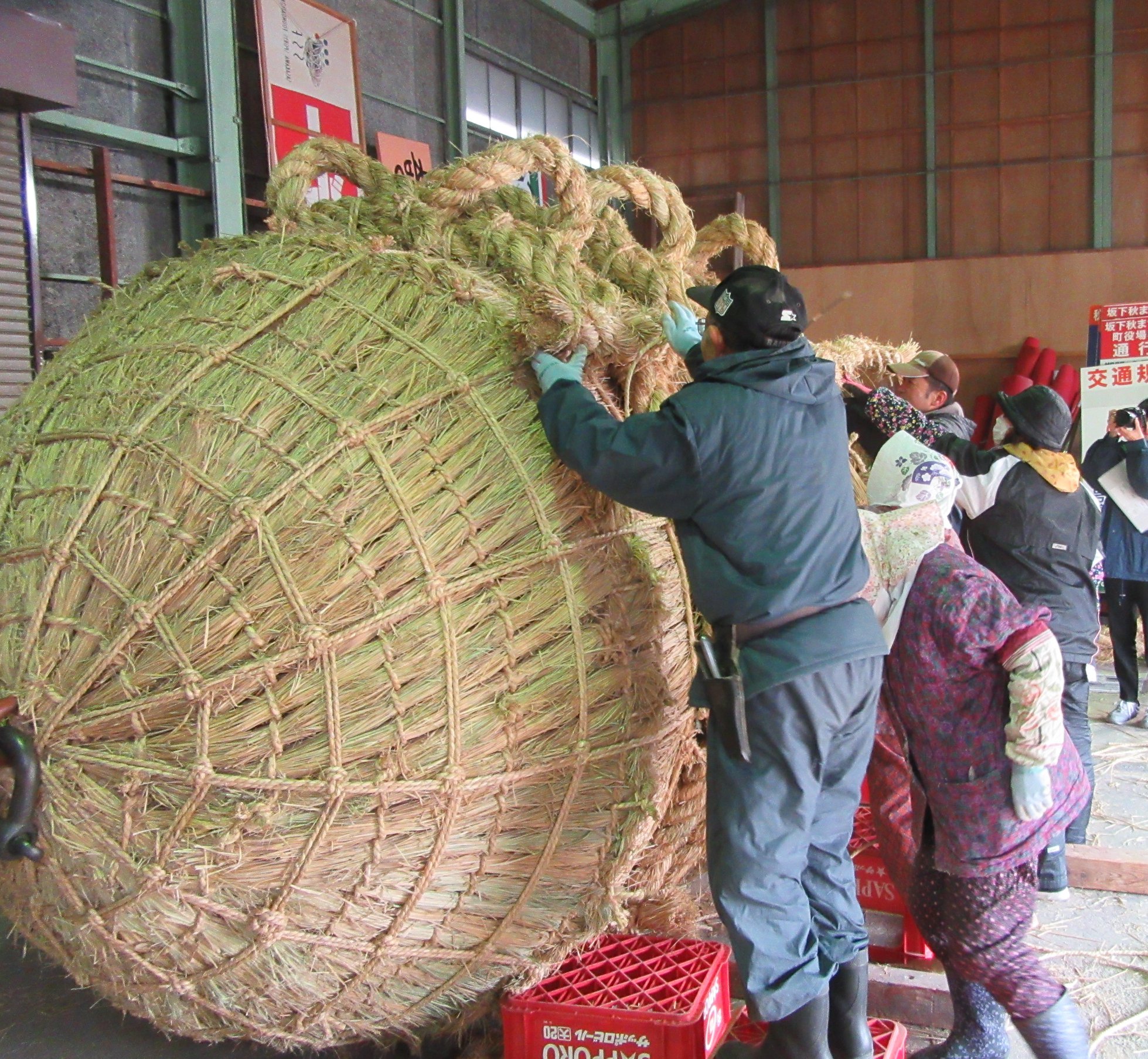 会津坂下町役場 - 情報統計係より 初市奇祭大俵引きに引かれる大俵と小俵が完成しました！...