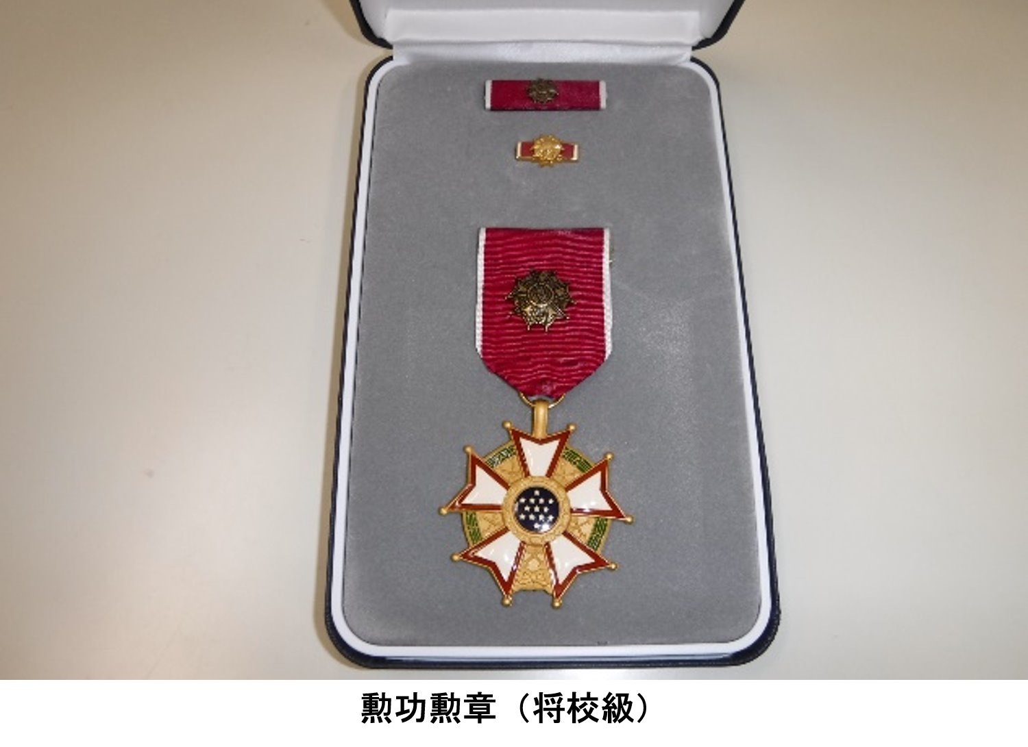 勲章、記章コレクション （４） 保安隊第一管区総監部 米国防長官から勲章を贈呈】 12月8日（火）、西部方面総監 竹本陸将は