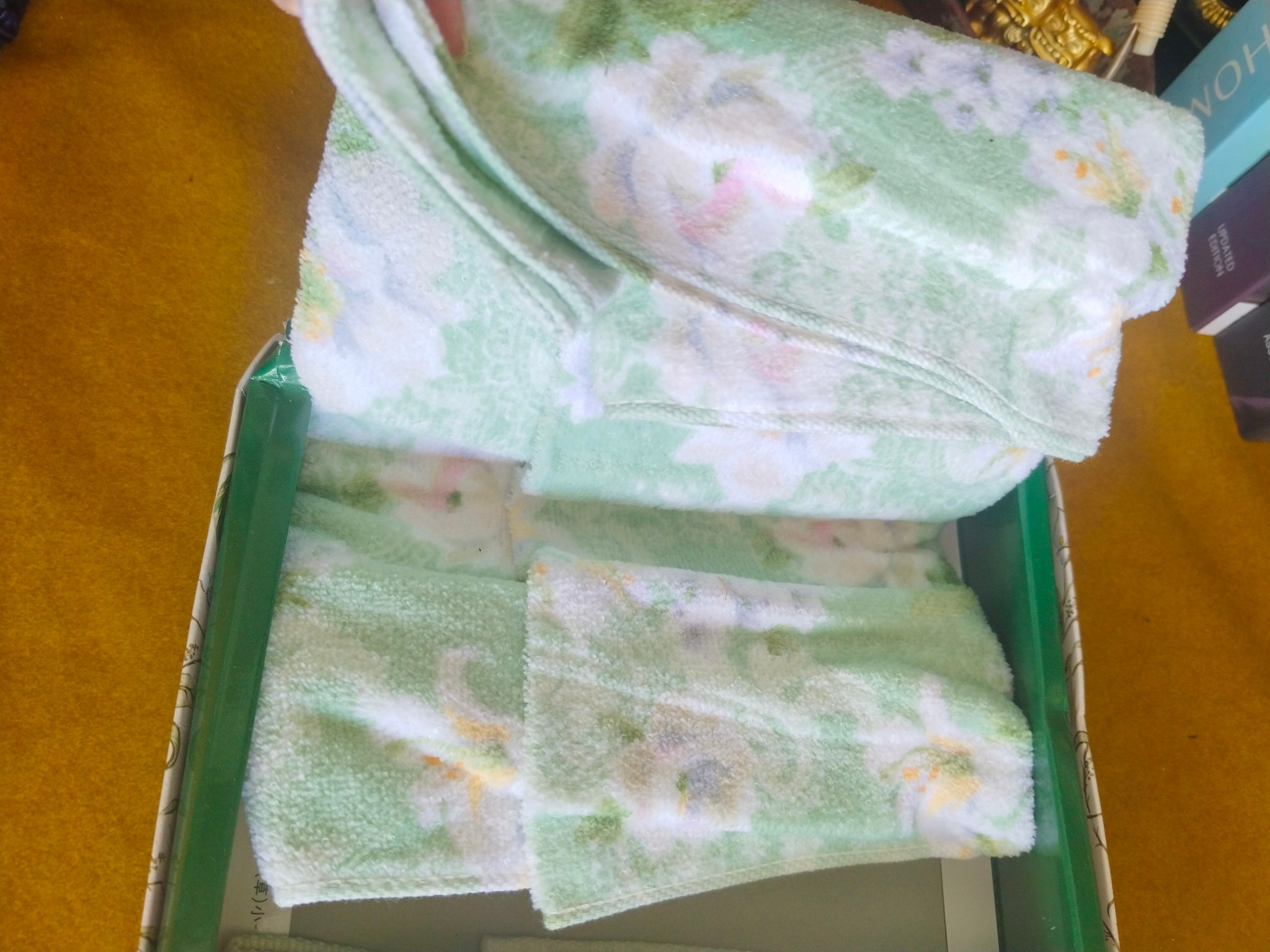 Yumi katsura🥰 1 face towel/long towel 1 hand towel 220 only
