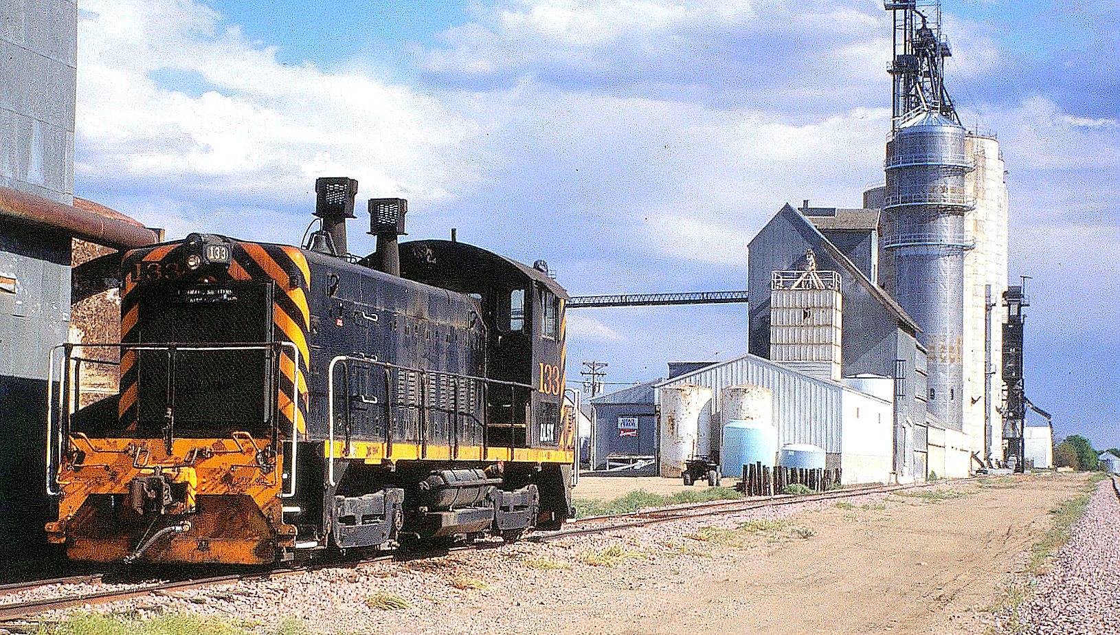 EMD-SW1200 locomotive 00 line 328