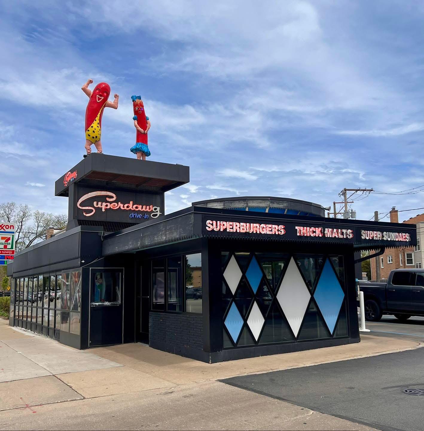 Let's go to Superdawg! 🌭🏙️🍔 📍 6363 N Milwaukee Ave, Chicago, IL