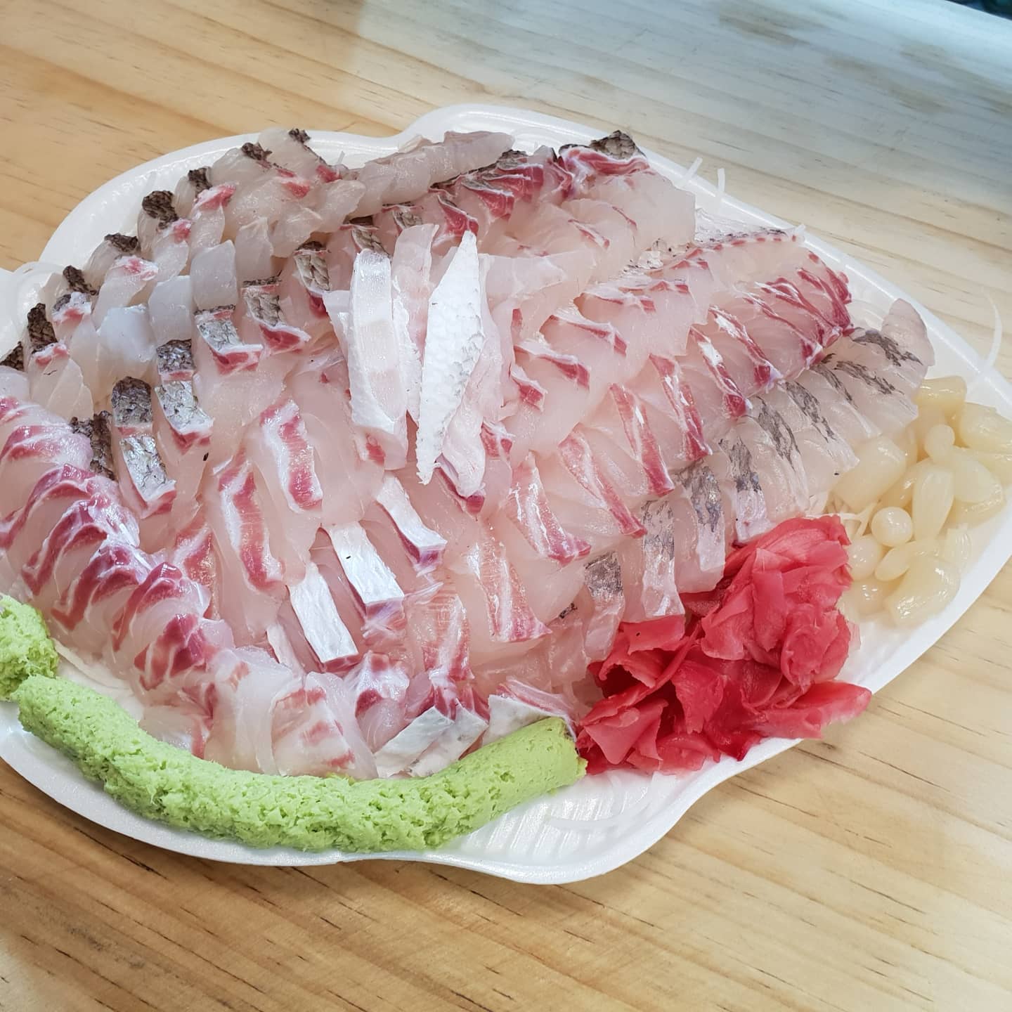 이동훈 - 참돔회와 우럭회의 조합입니다 육질이 쫄깃쫄깃하고 고소한 참돔회 매운탕이 맛있는 우럭회...