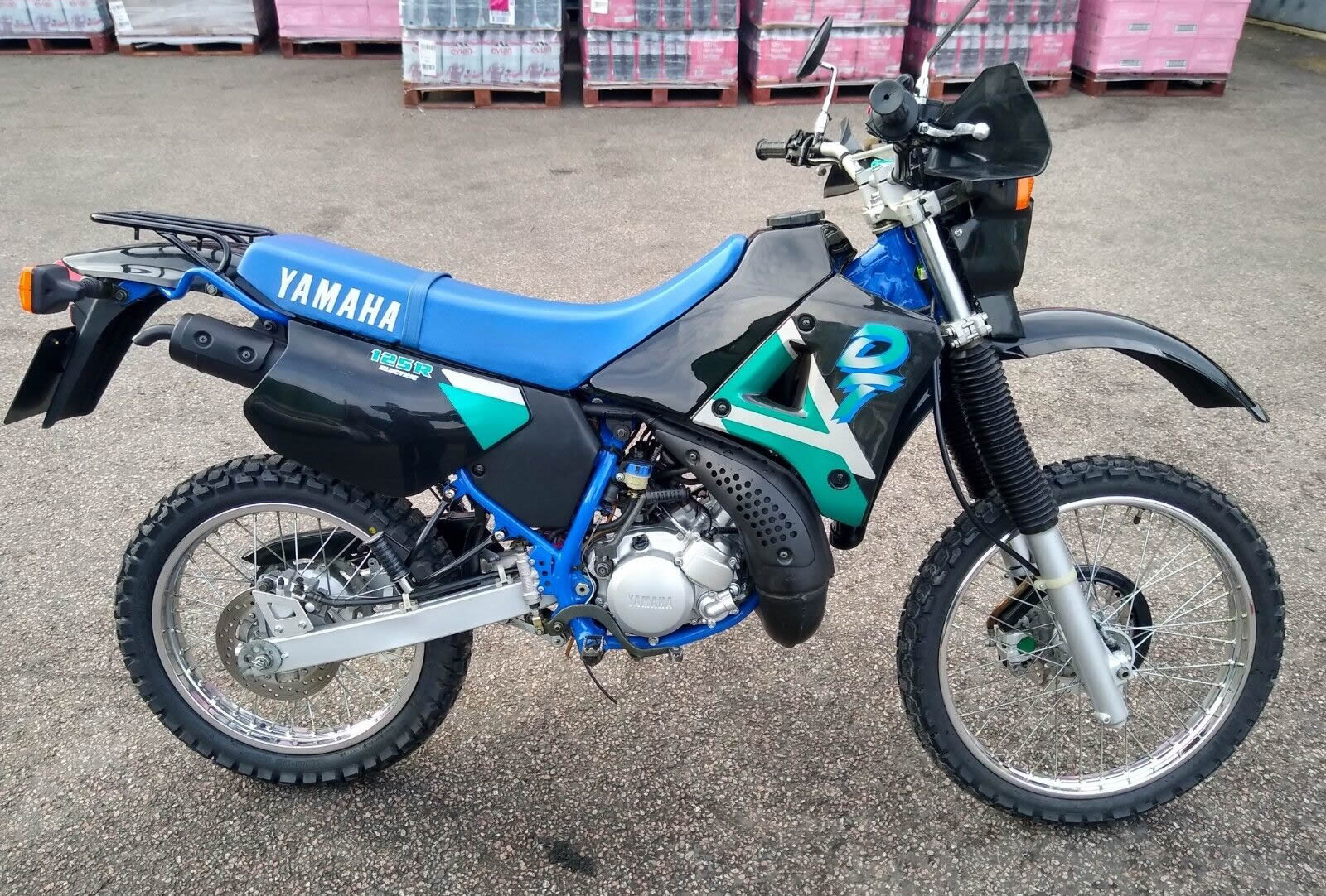 The 1994 Yamaha DT125R (model code 4CJ4) is a 2-stroke dual-sport 