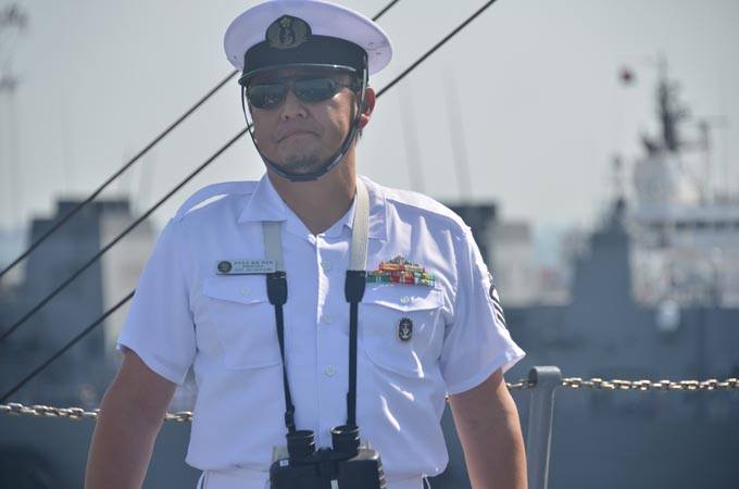 防衛省 海上自衛隊 (Japan - 26.7.25 艦橋トップから鋭い視線で周囲を