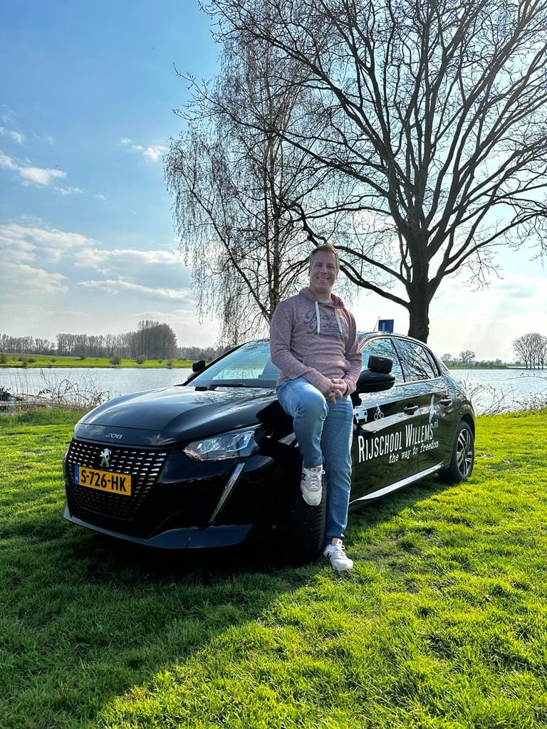 Rijschool West - Ilya pakt het lessen heel goed op na z’n proefles! Top ...