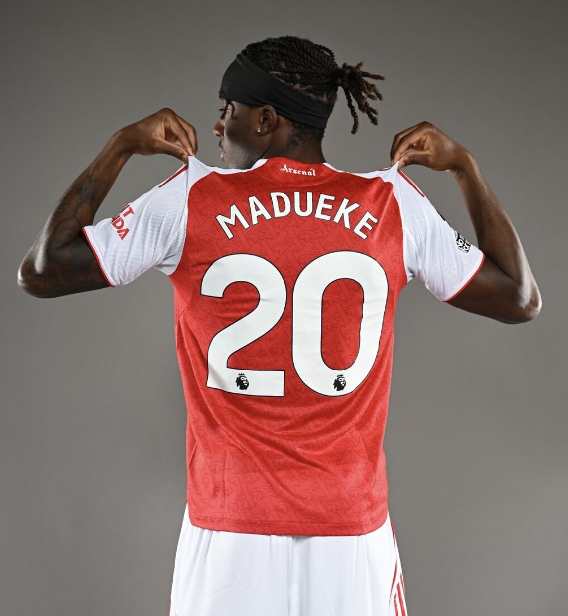 Noni Madueke officially takes the #20 shirt at Arsenal!