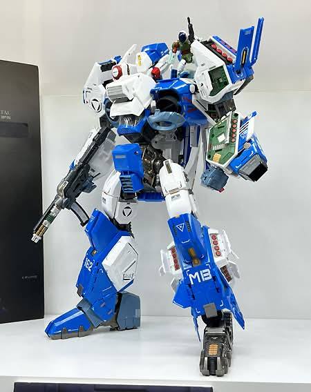 Pose+ Metal Series 1/28 Mospeada AFC-01H Legioss Eta Displayed at