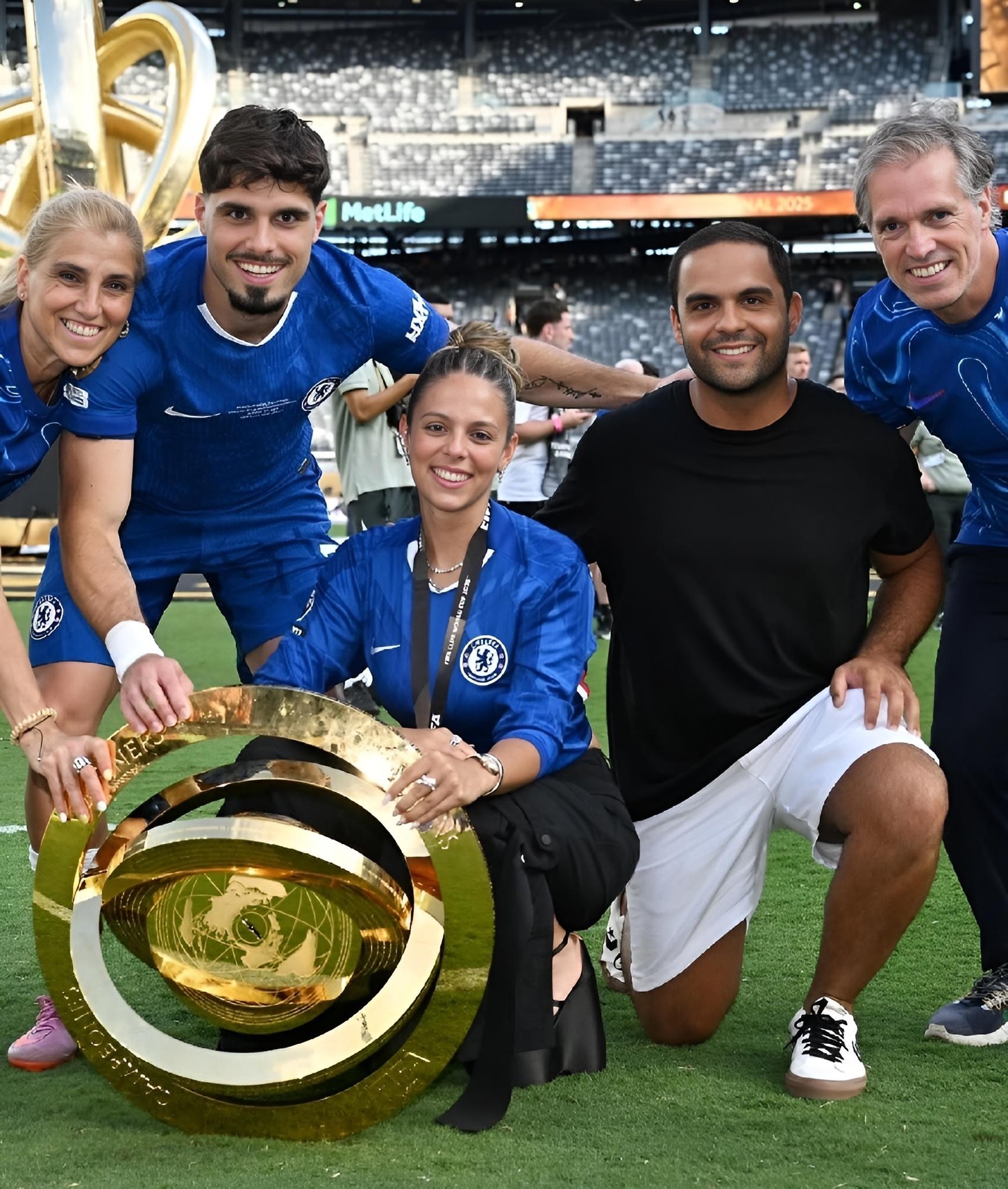 Pedro Neto with his family members. - Trustworthy Pesin | Facebook