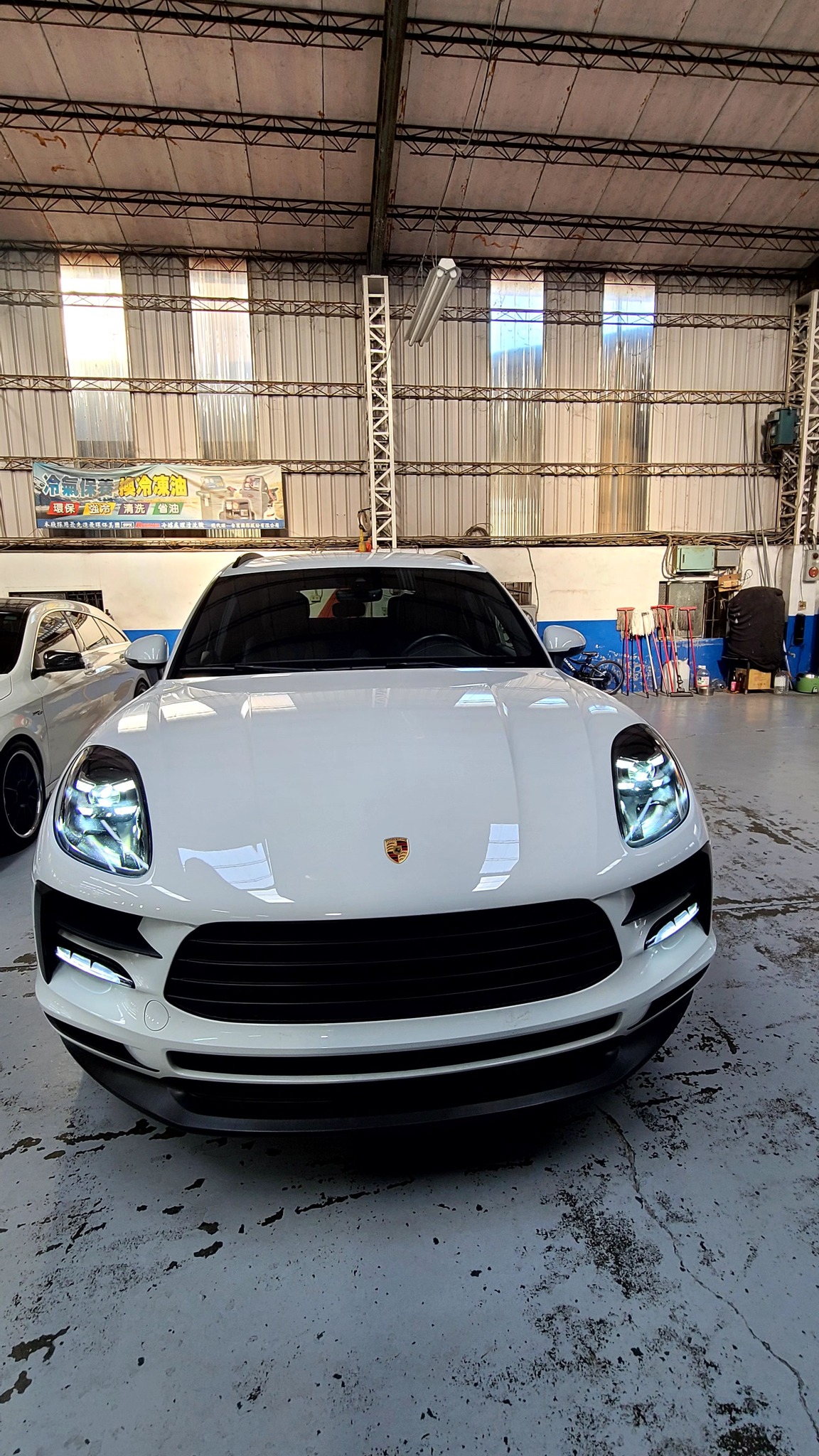彰碩國際 - 正2020年 白色 Macan Premium Package Plus 2.0渦輪增壓引擎... | Facebook