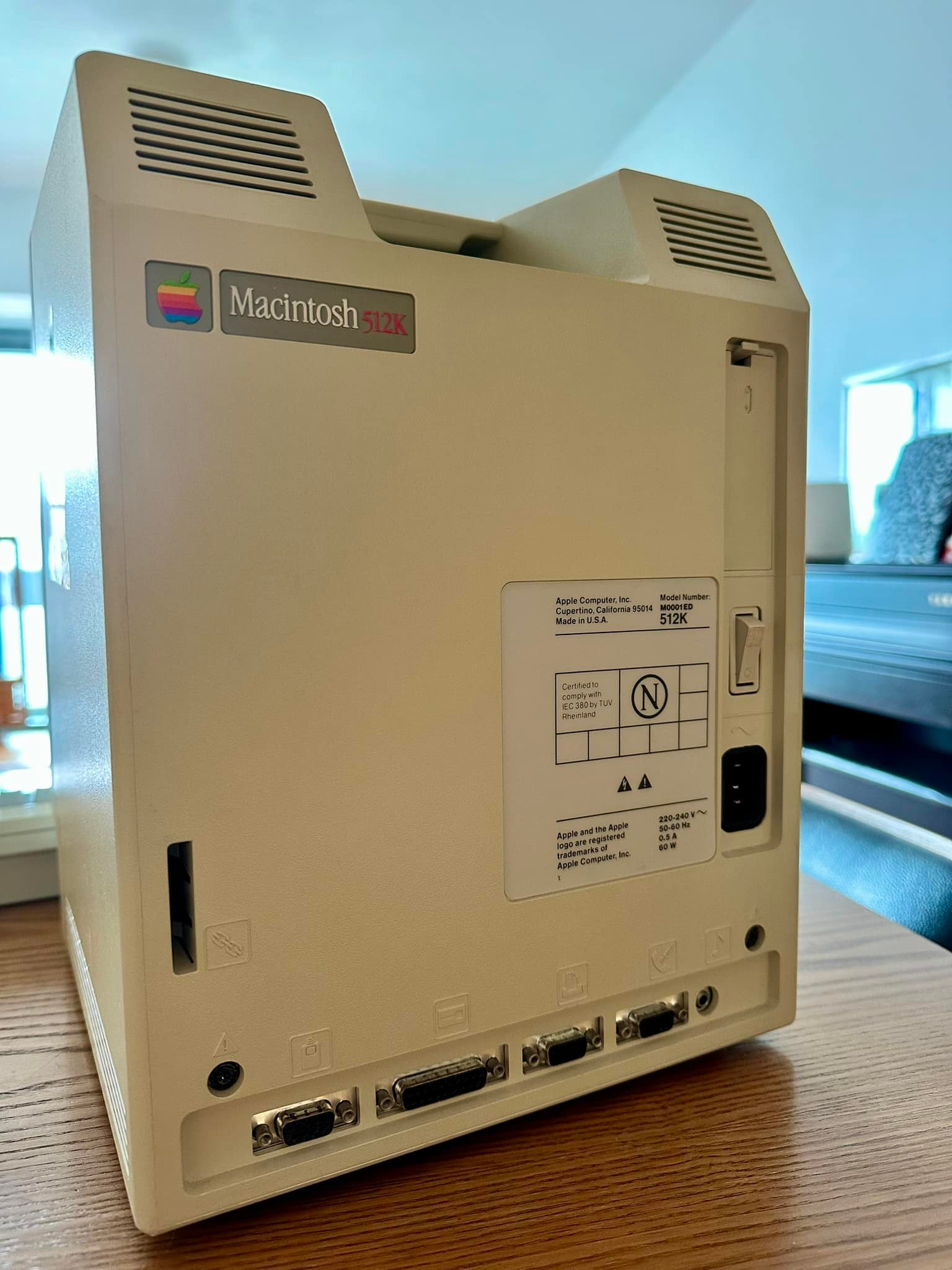 Vintage Macintosh 512k joins Macintosh SE/30