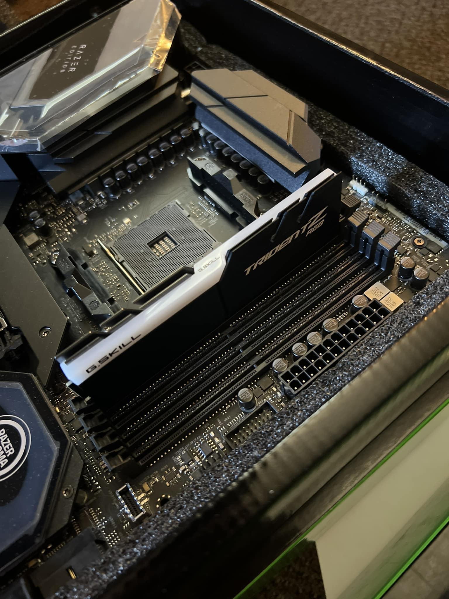 I built a pc myself with a AMD ryzen 9 5950x. 128Gb RAM (4x 
