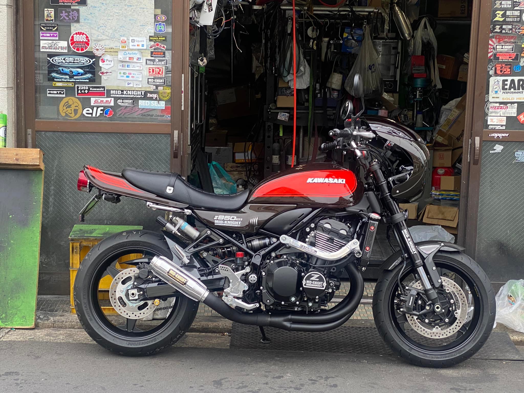 初期型W800の オプションカウルが 小加工でZ900RSに 取付け出来ます 