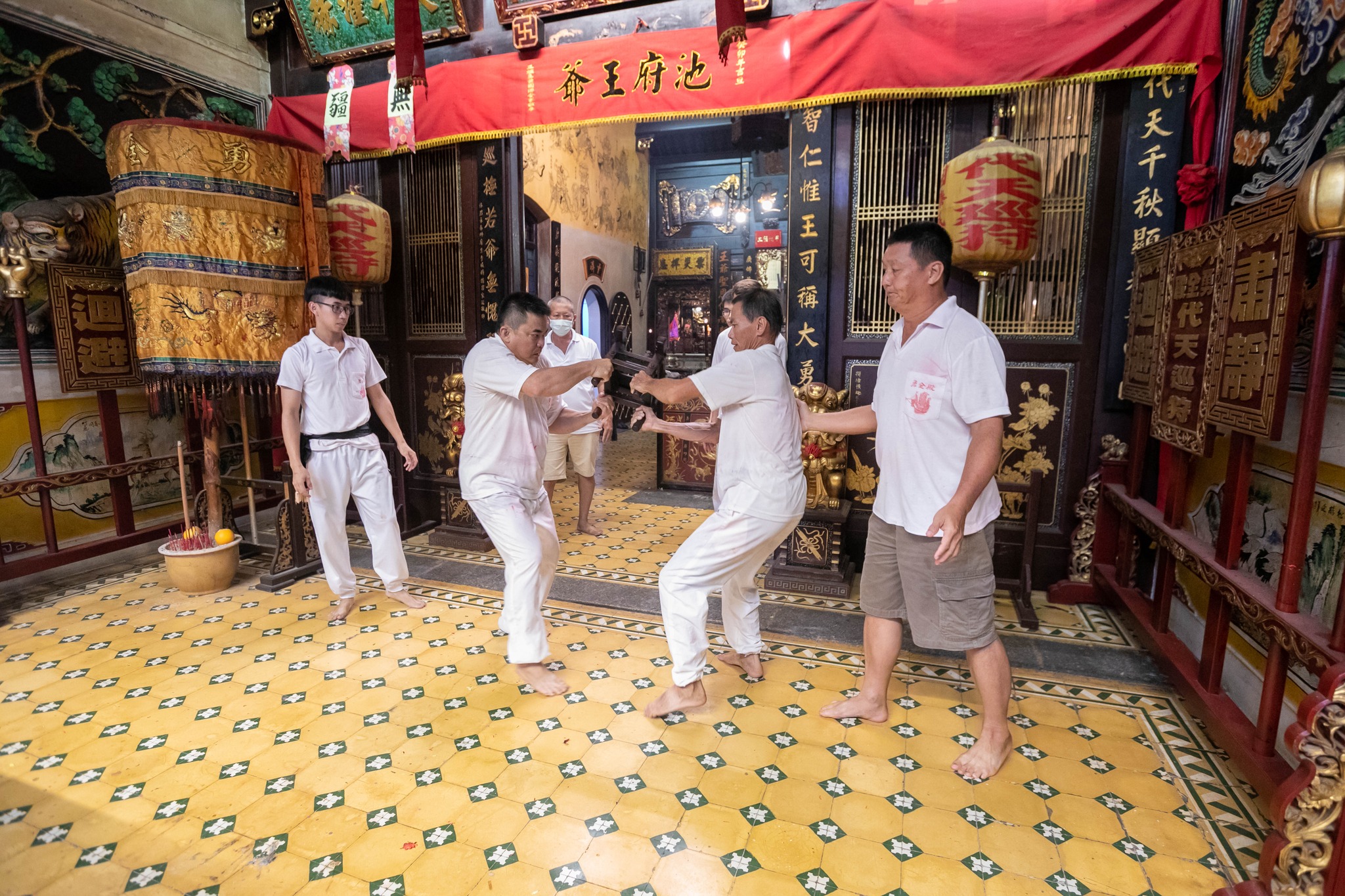 20231214 恭請王爺按五方令旗上王舡位。 - 勇全殿（The Court Of Bravery)