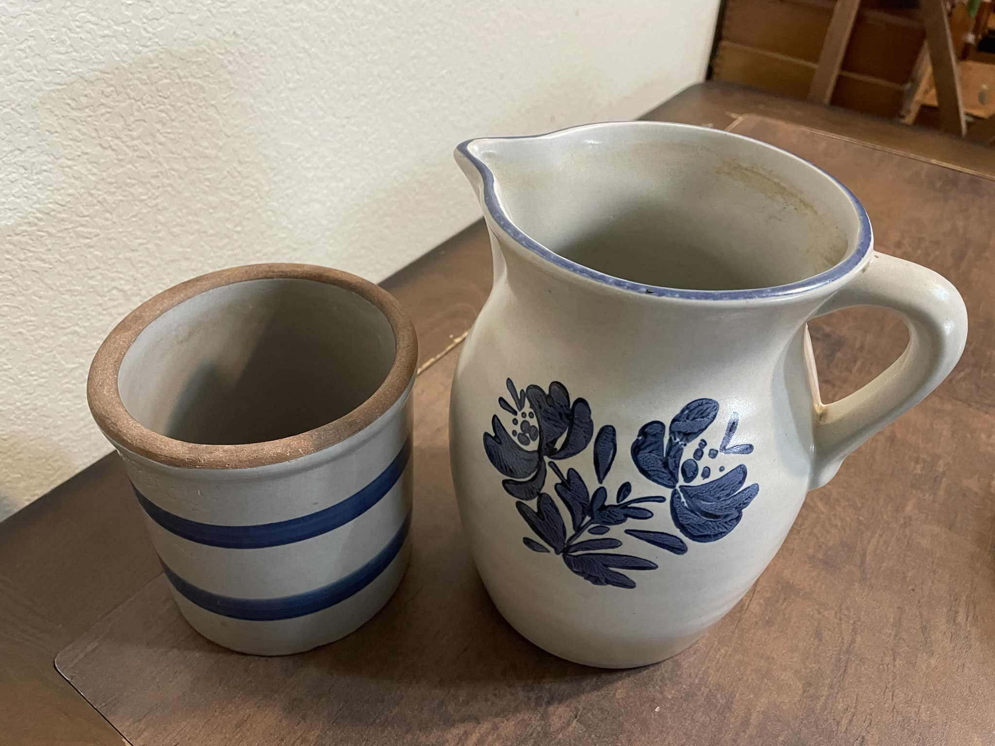 Up for sale is a classic vintage Pfaltzgraff Yorktowne stoneware  display picture 1