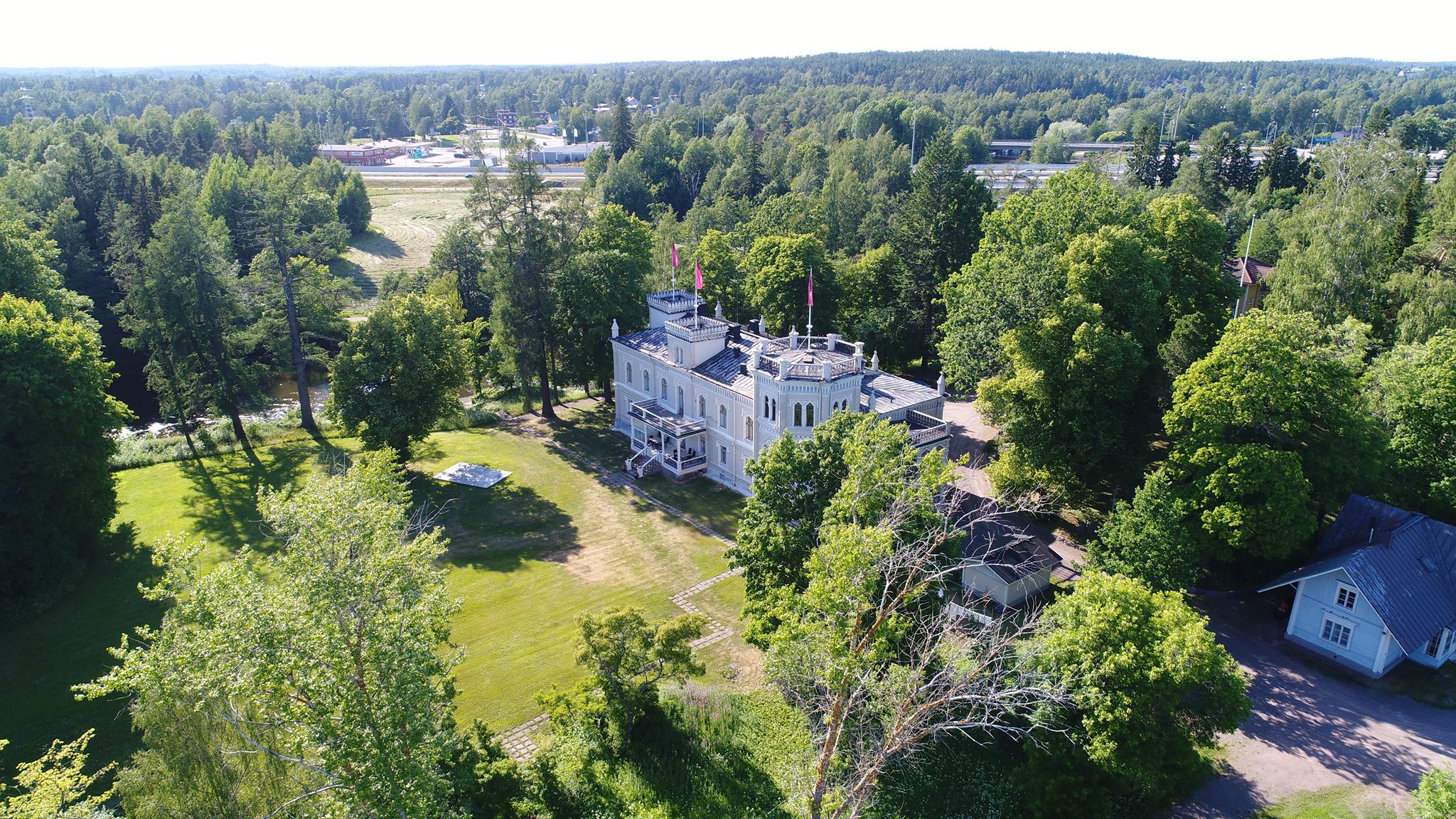 Hotelli - Samuli Alosen veistosnäyttely on Rantalinnan puistossa ...