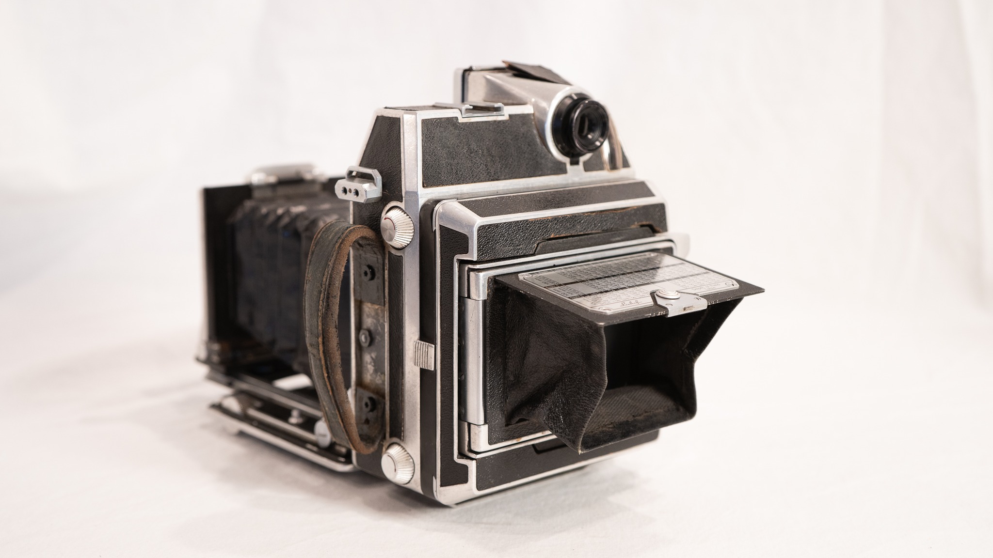 How to switch from ground glass to 6x9 back on a Linhof camera?