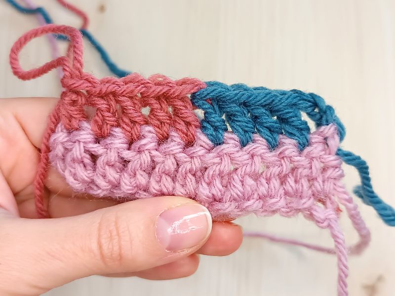 Woolpatterns - 🎨🧶 Ever wondered how to switch colors in... | Facebook