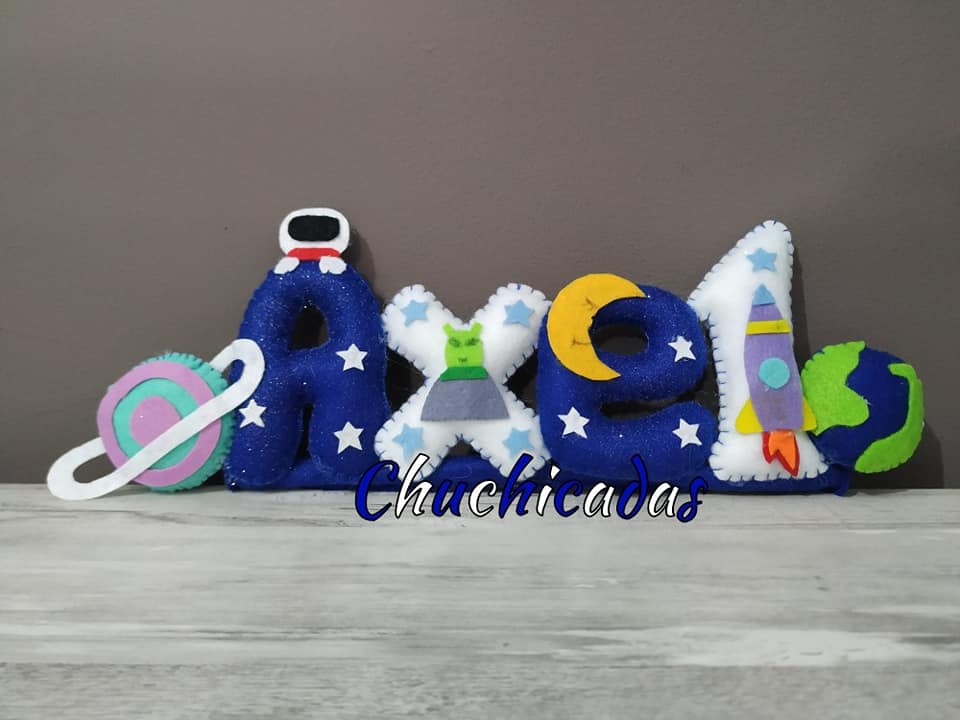 Chuchicadas - Este es el letrerito que Axel va a lucir en...