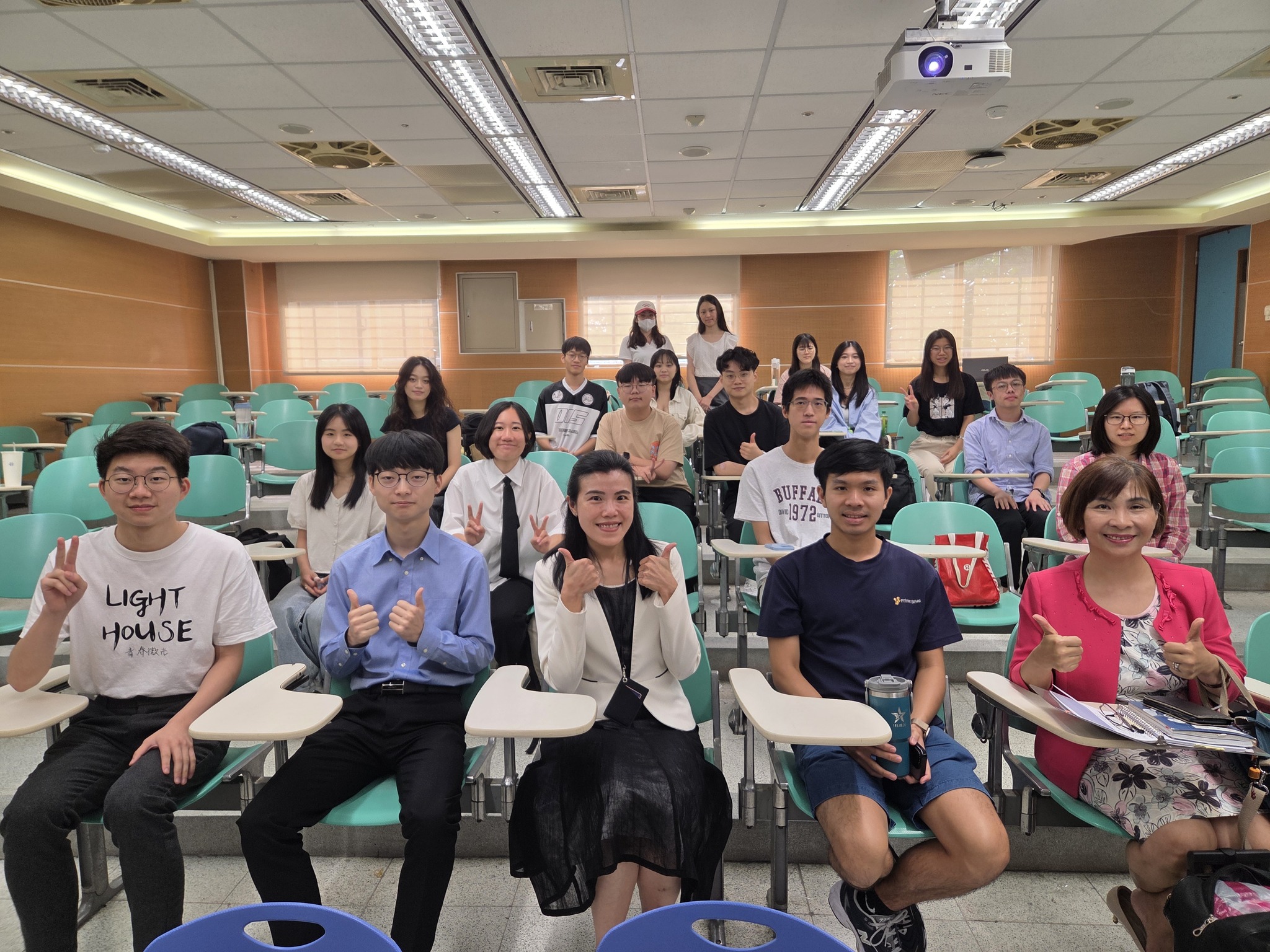 國立政治大學外交學系 - 〔活動花絮〕國際事務學院聯合導師活動：外交系沒有告訴你的事 大家好！ 本次國務院聯合導師活動邀請到本系系友劉姵君學姐 ...