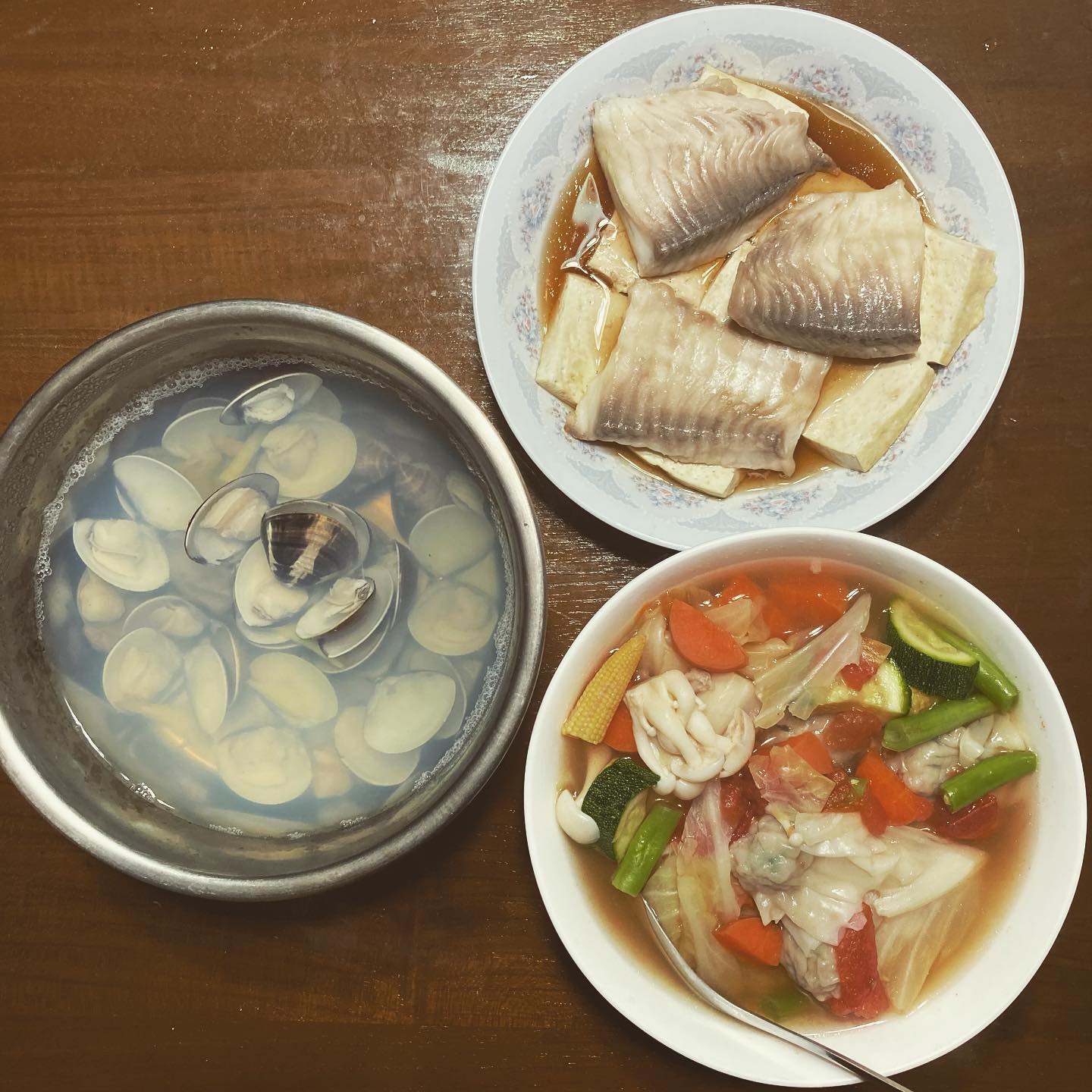 For See Lunch Box 佛系便當 Wfh Day 3 今天有一點認真了 護士朋友說蛋白質很多 可以增加免疫力 覺得自己好棒 豆腐蒸鯛魚 板豆腐切片 鋪在瓷盤 擺上鯛魚片 淋一點醬油 灑一點海鹽 放入