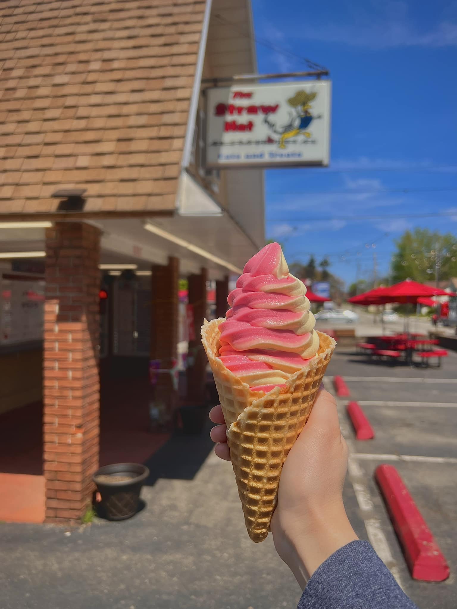 ストロベリーパンティーソフトクリーム 【Strawberry Panty Sof Strawberry Dole Whip!! 🍓 • Try it Swirled with Vanilla Soft Serve