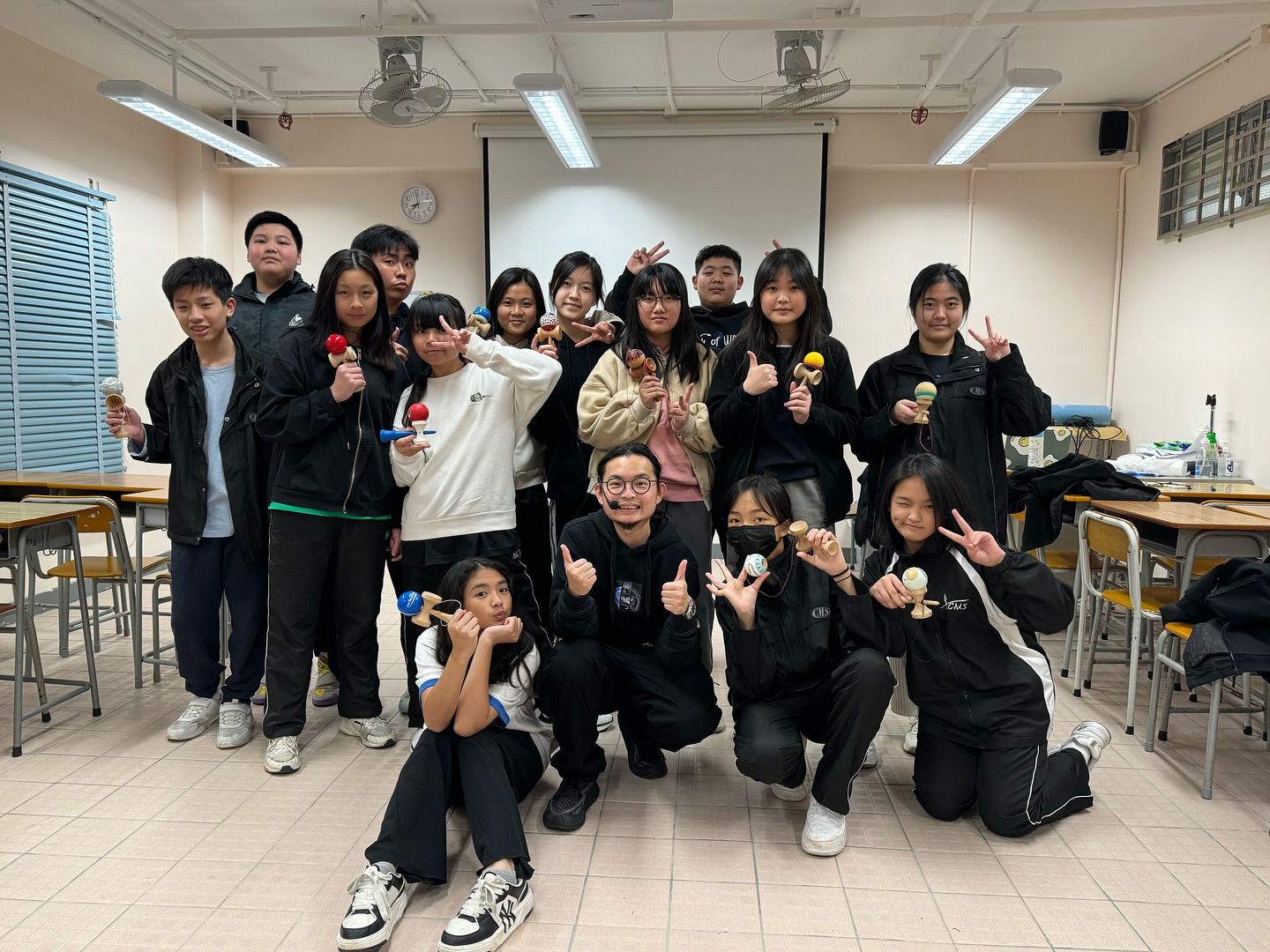 劍球Li Ho野 - 早排收到一間夜校嘅邀請搞劍球班，夜晚去學校教班都幾新鮮丫。中學生嚟講佢地真係又乖又玩得叻。睇得出...