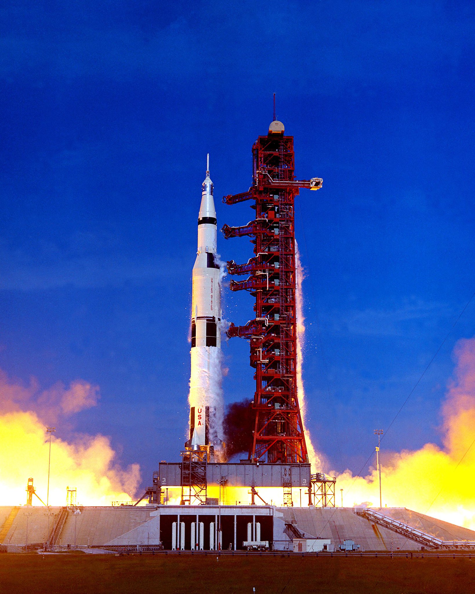 ApoLLo  XV  1971年　 Apollo XV returns to Earth on August 7, 1971