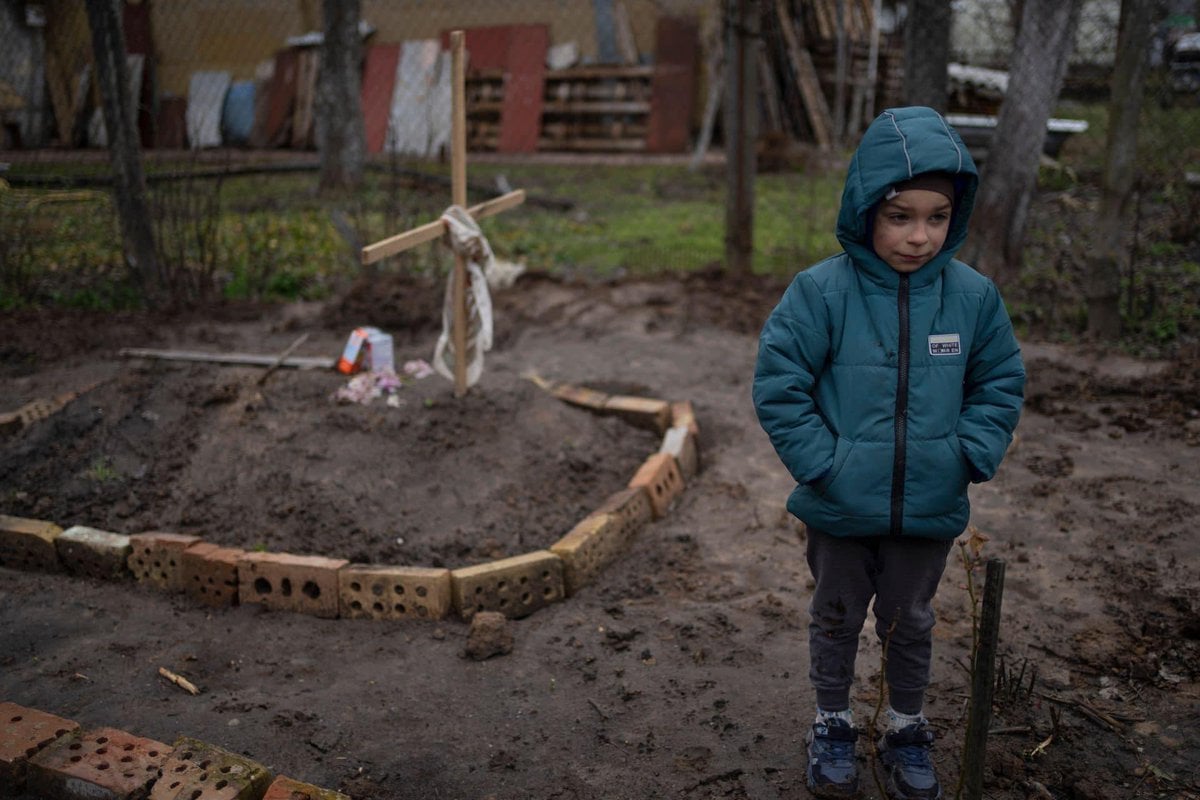 Plebiscito.eu - Un bambino di 6 anni veglia la tomba della...