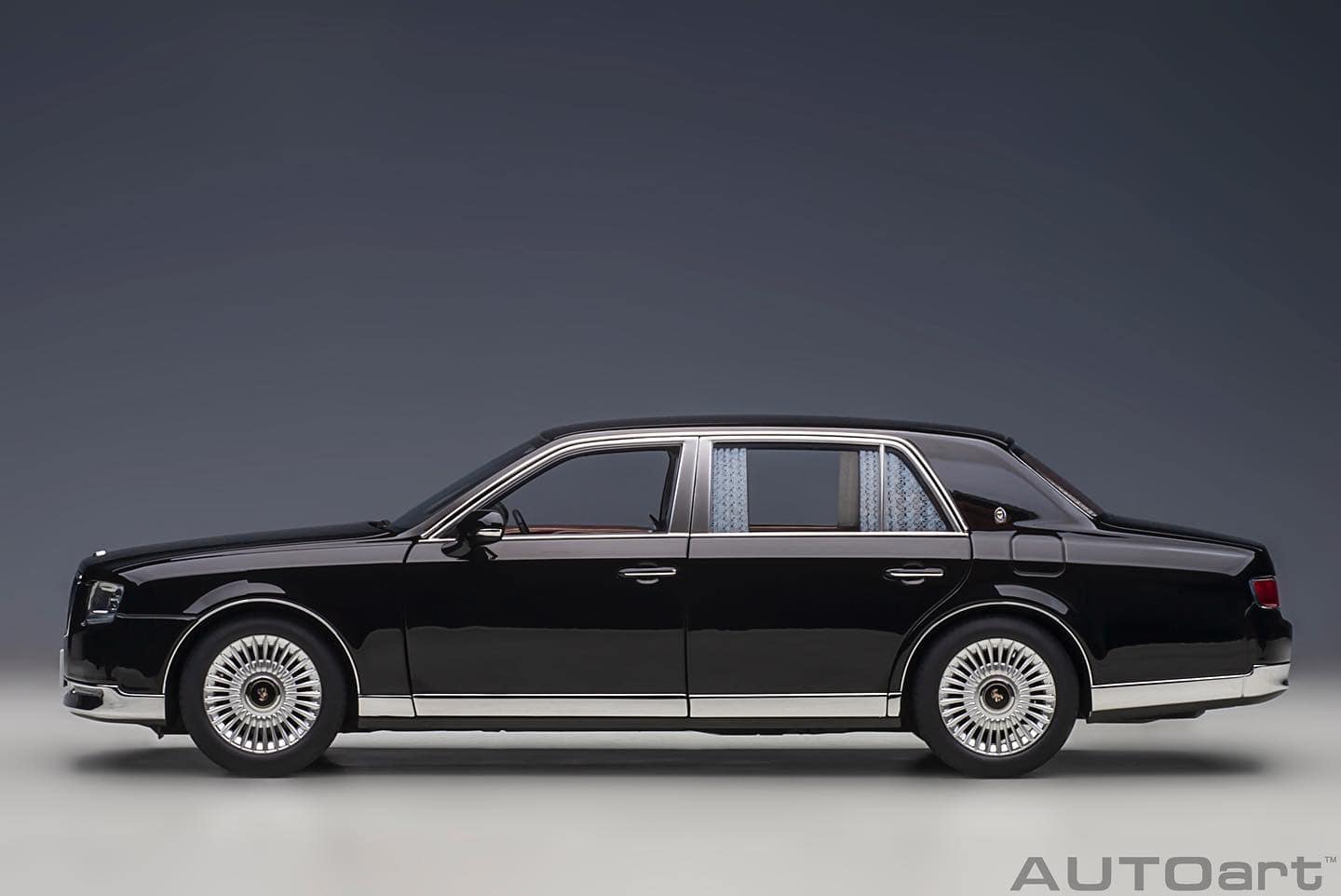 1:18 TOYOTA CENTURY SPECIAL EDITION WITH CURTAIN (Black). Item No