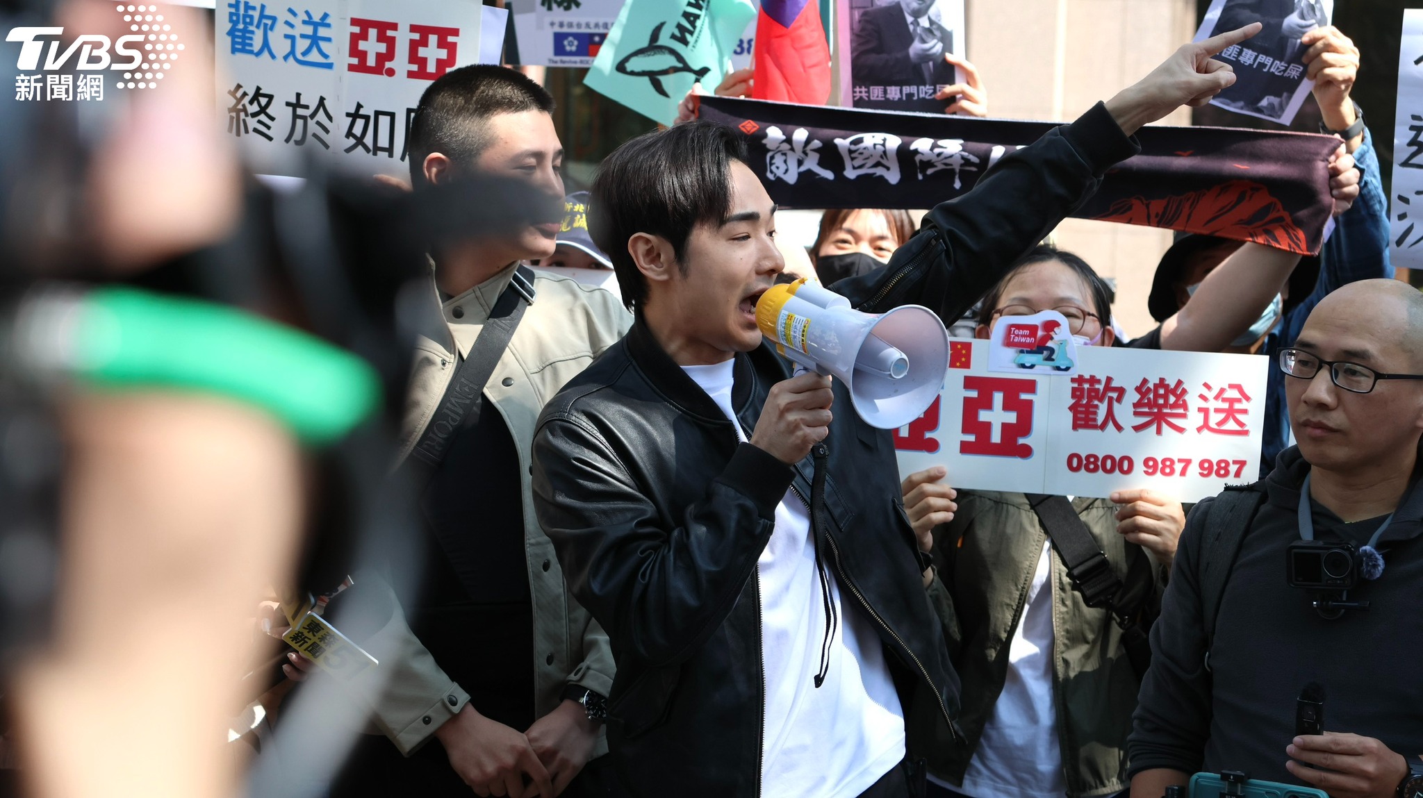 TVBS 新聞 - 【快訊／亞亞遭驅離開記者會「不願離開」 八炯、陳柏源在一旁嗆聲】八炯與陳柏源在一旁開嗆啦>