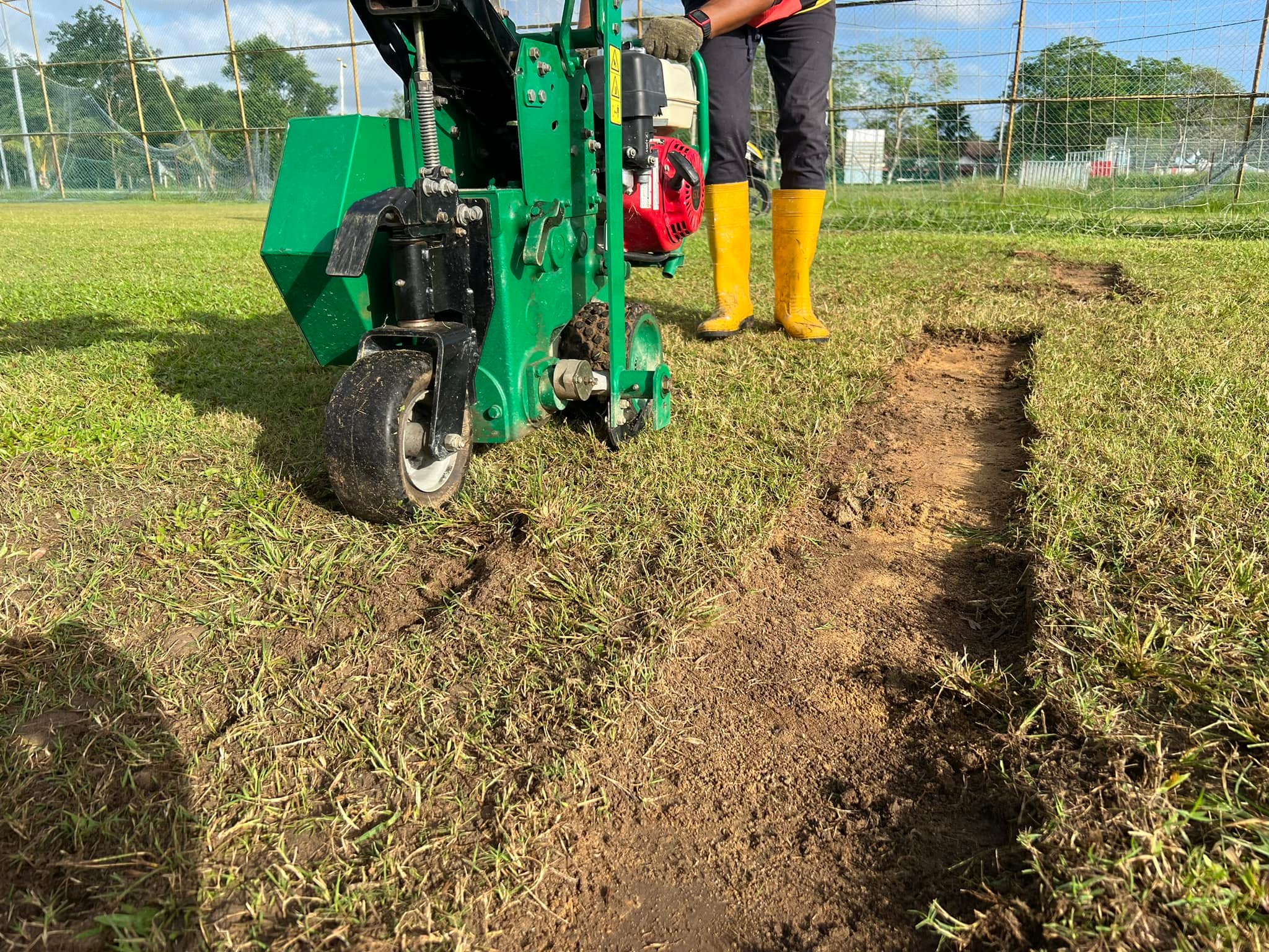 Kerja-kerja membaiki dan menukar rumput pada permukaan padang latihan ...