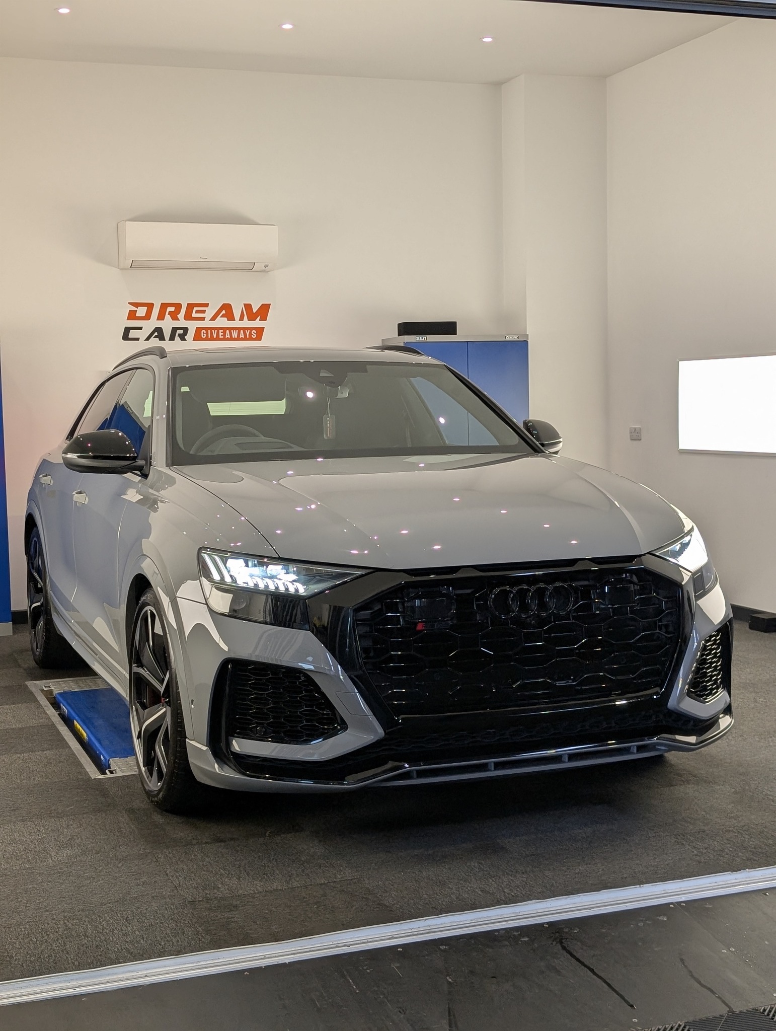 Dream - 🚨Audi RSQ8 Vorsprung and £60,000 at 10pm?!🚨 https://dcgiveaways ...