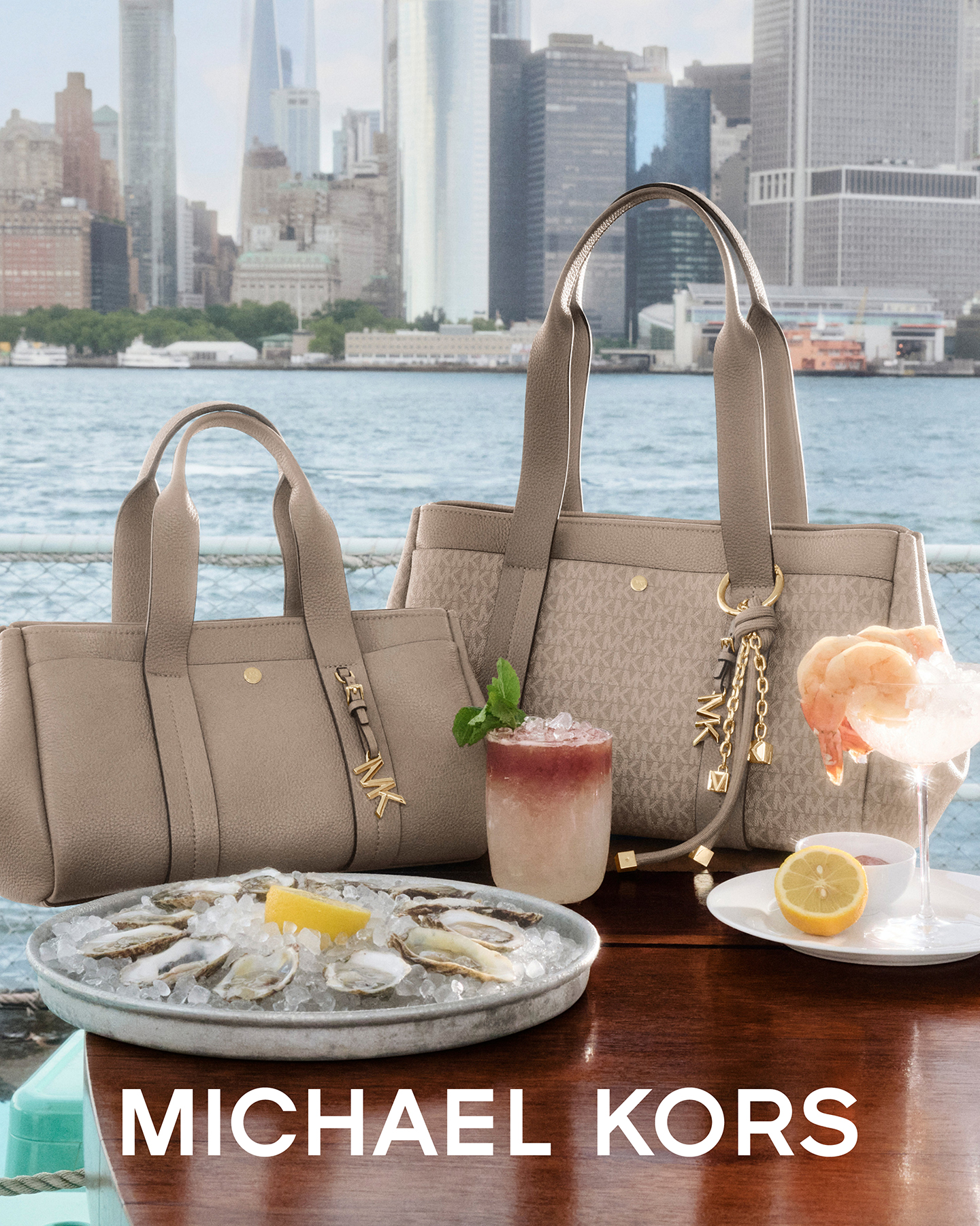 新品 MICHAEL KORS ロゴ総柄 ポンチョ フーディ XL ケープ 💫 Pre-Fall 2025 with Michael Kors has arrived 👗👜 Unveil