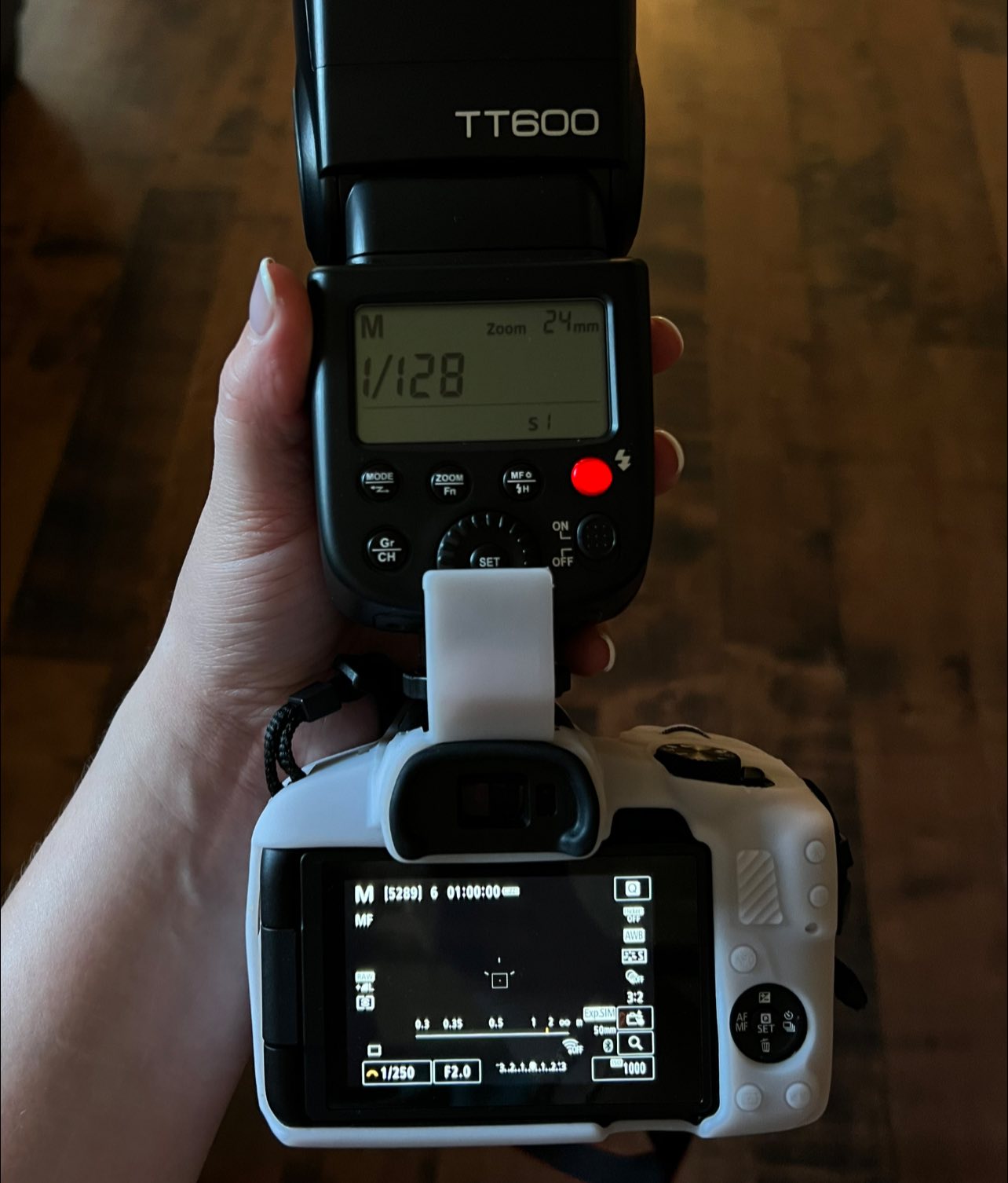 Connecting Godox TT600 flash to camera?