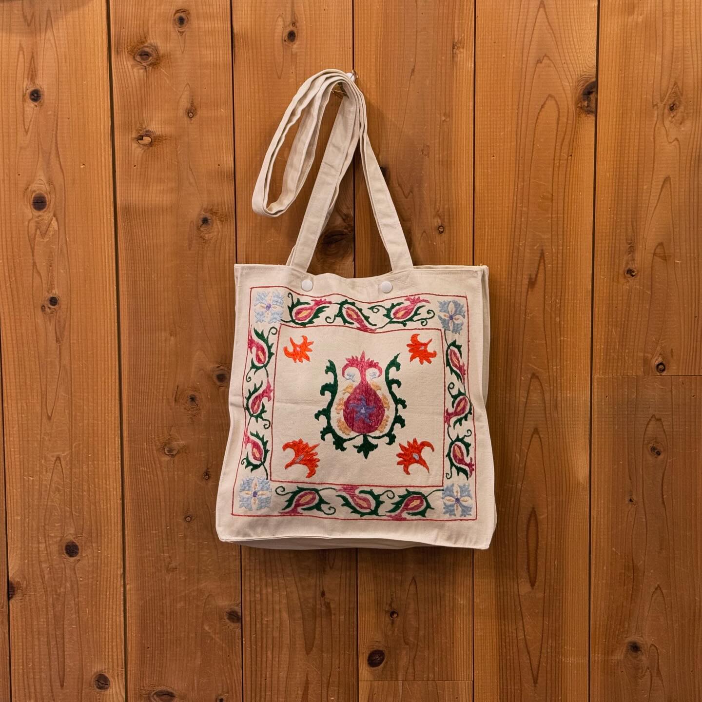 ウズベキスタンを代表する刺繍作家 ズフロさんの手刺繍トートバッグを 