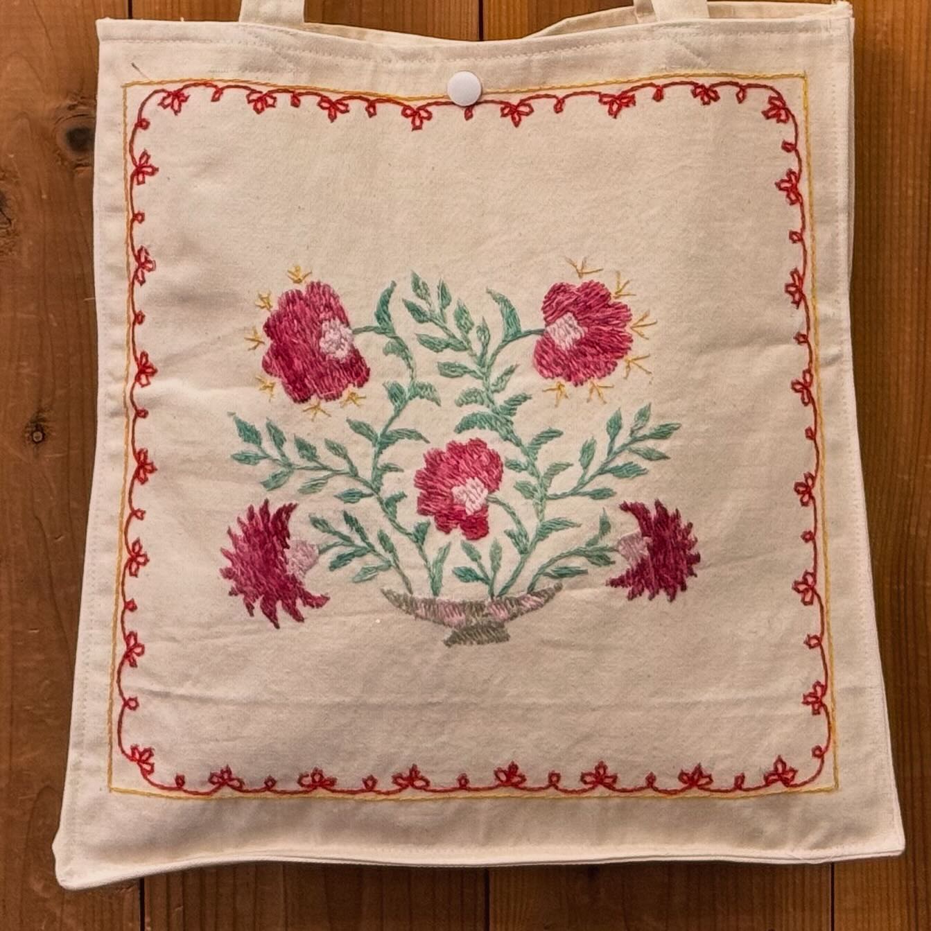 ウズベキスタンを代表する刺繍作家 ズフロさんの手刺繍トートバッグを 