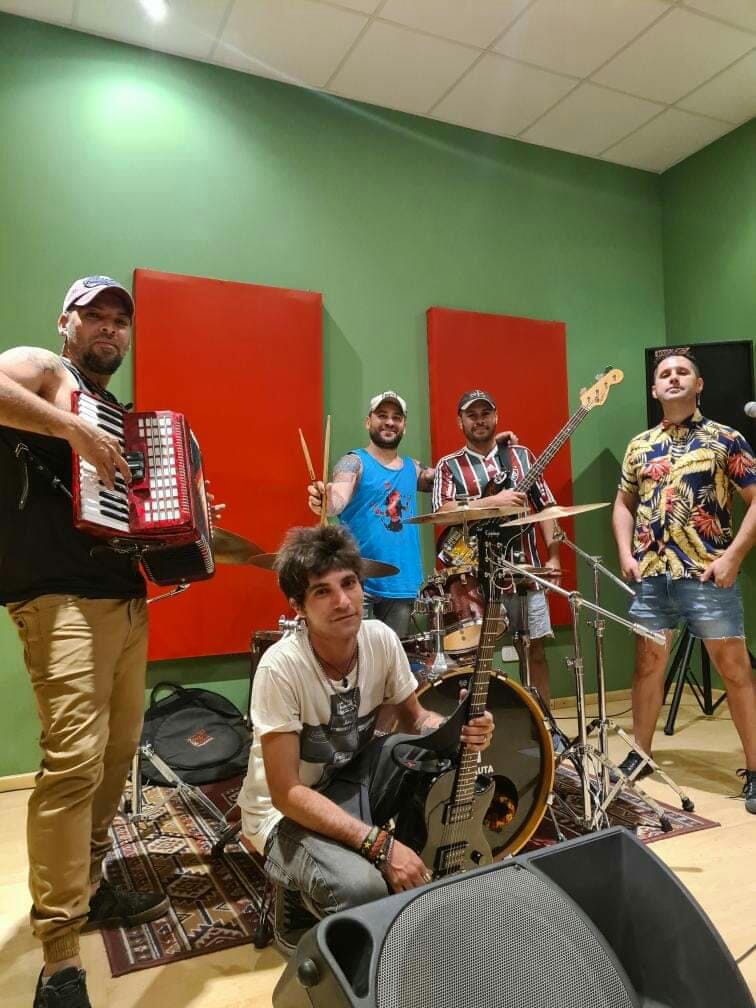 MURM - MURM added a new photo — with Vibra Sin Frontera at...
