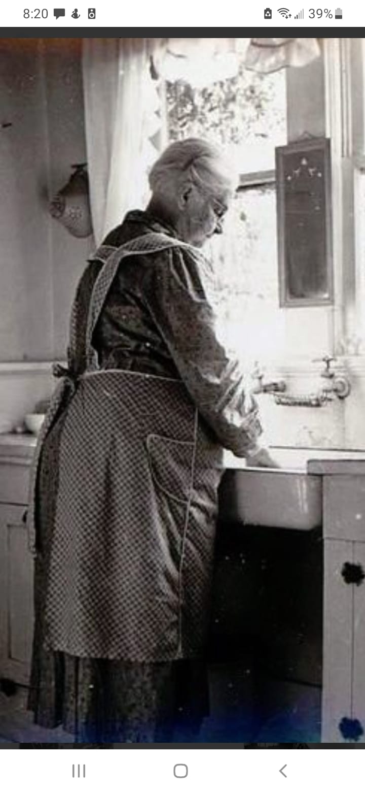 There are 12 vintage apron patterns inside this post!