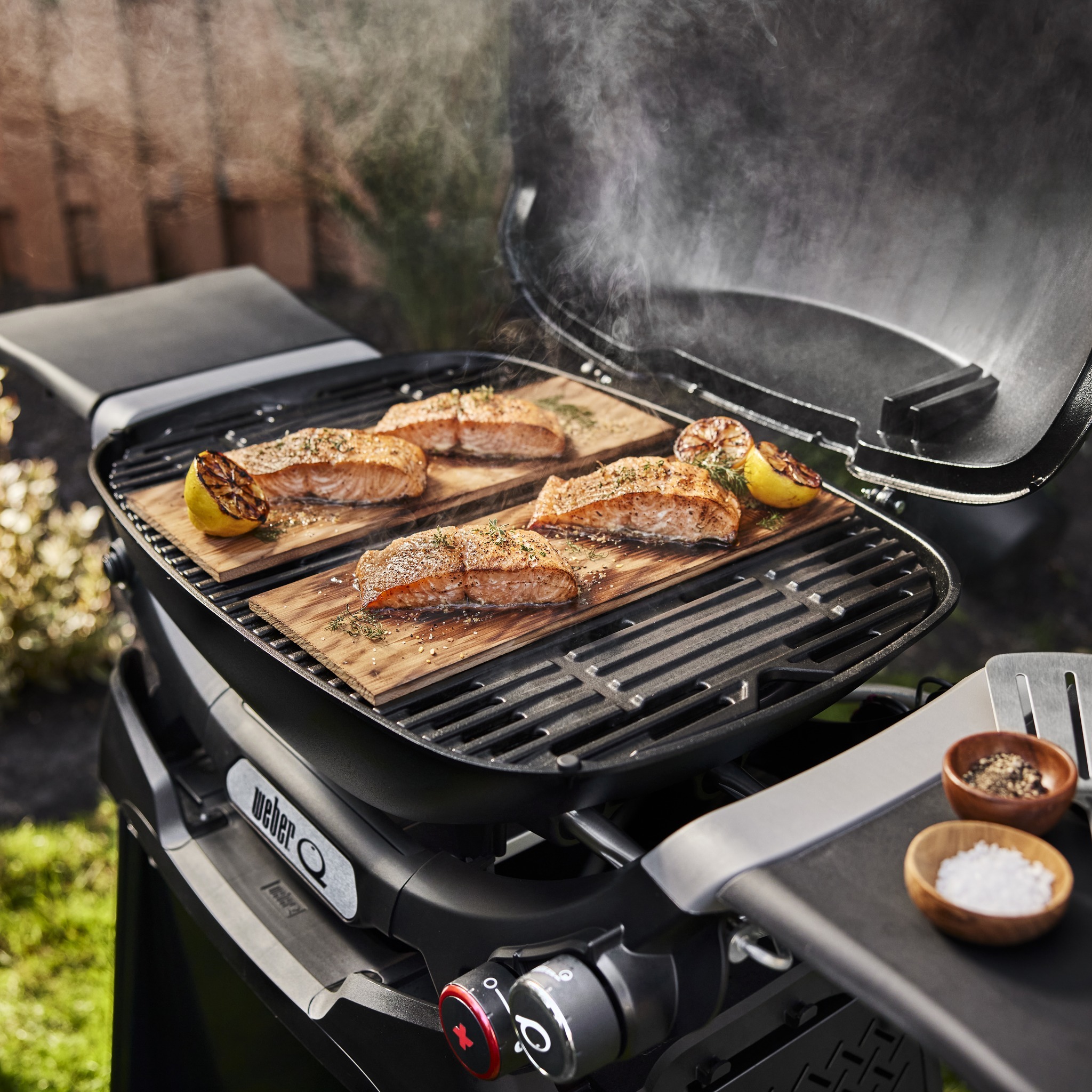 Weber Q1400 Electric Grill doesn't compromise on taste. Compact but powerful with the flavourizer system and iconic lid to lock in the natural flavor of your favourite grilled seafood. #SkyGrilling