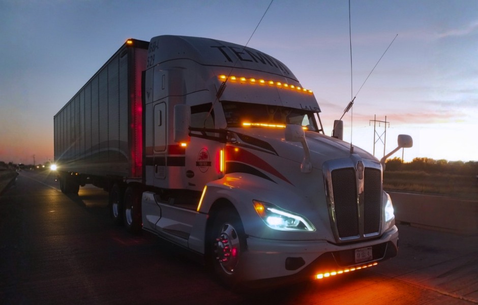 TEMM TRUCK - 🌅🚛 Cuando el sol se oculta, nuestra fuerza... | Facebook