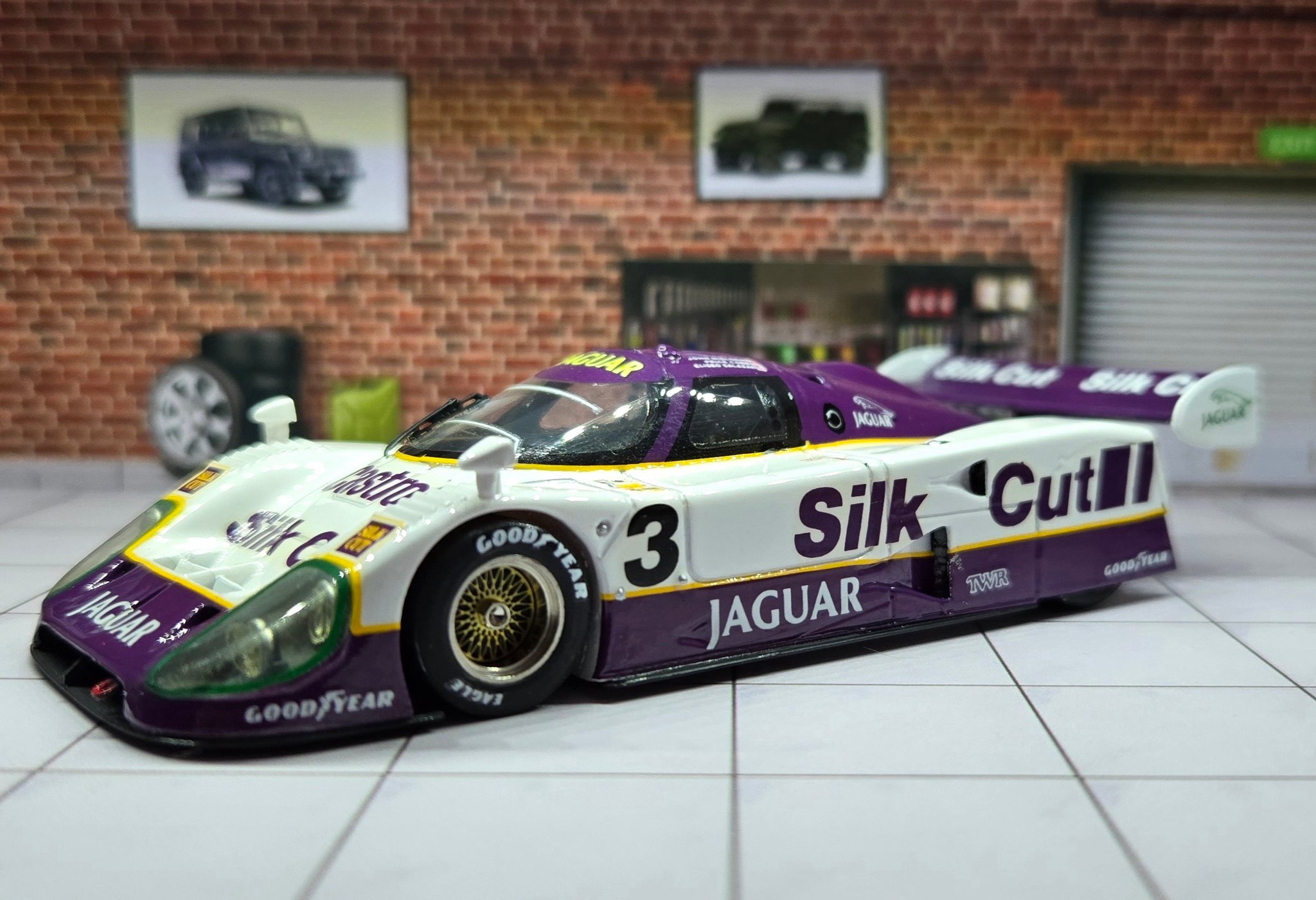 Top Marques 1/18 ZIL-4104 Presidential Jaguar XJR9 Le Mans Winner 1988