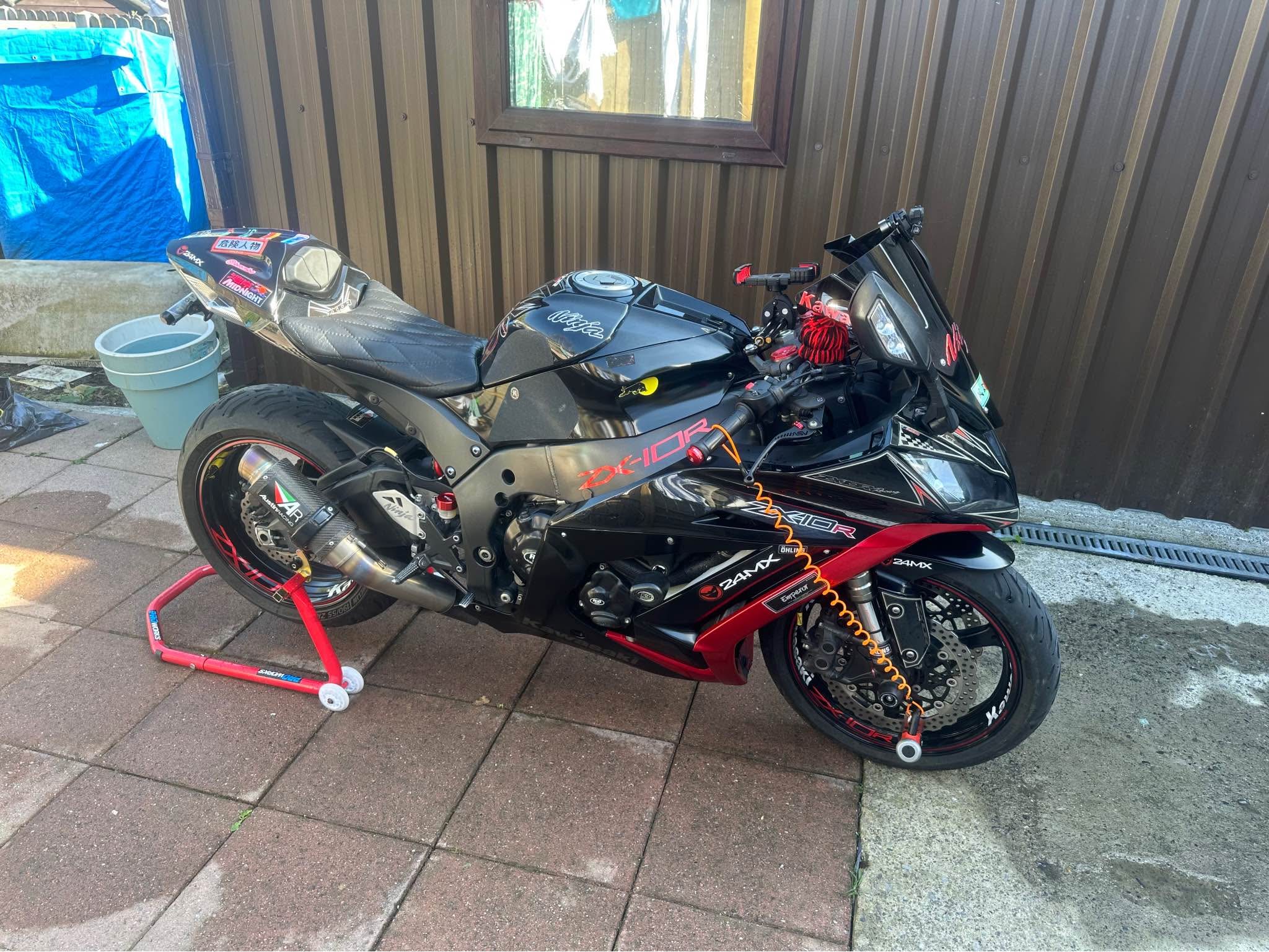 Selling my pride and joy Kawasaki zx10r winter edition 2013 model