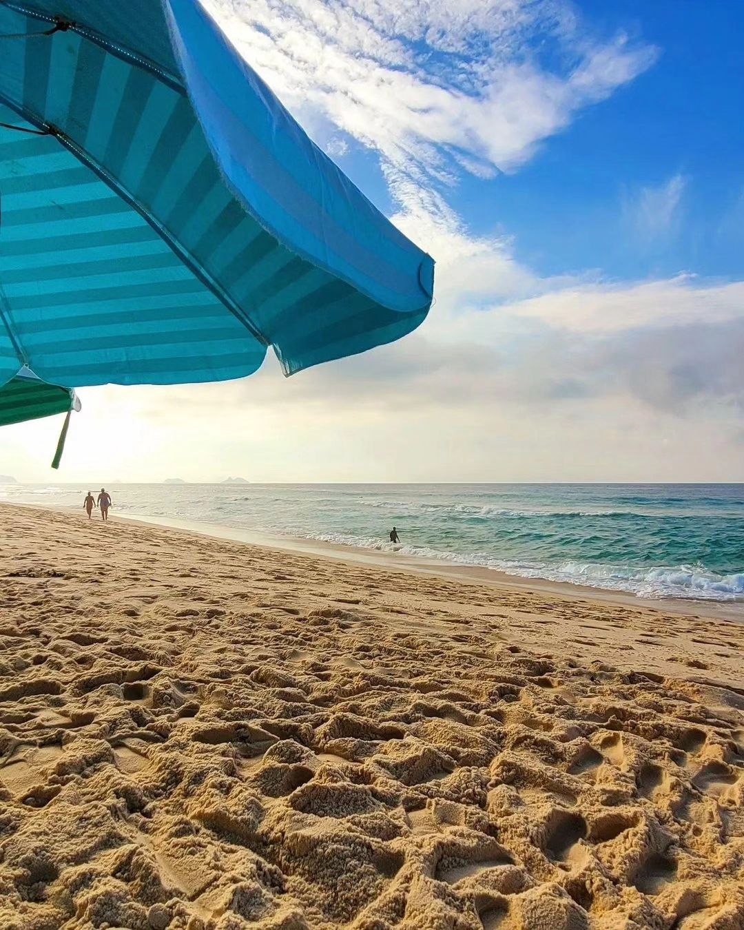 Bonjour Rio - Praia da Reserva vous connaissez ? 🌊⛱️🌴 On...