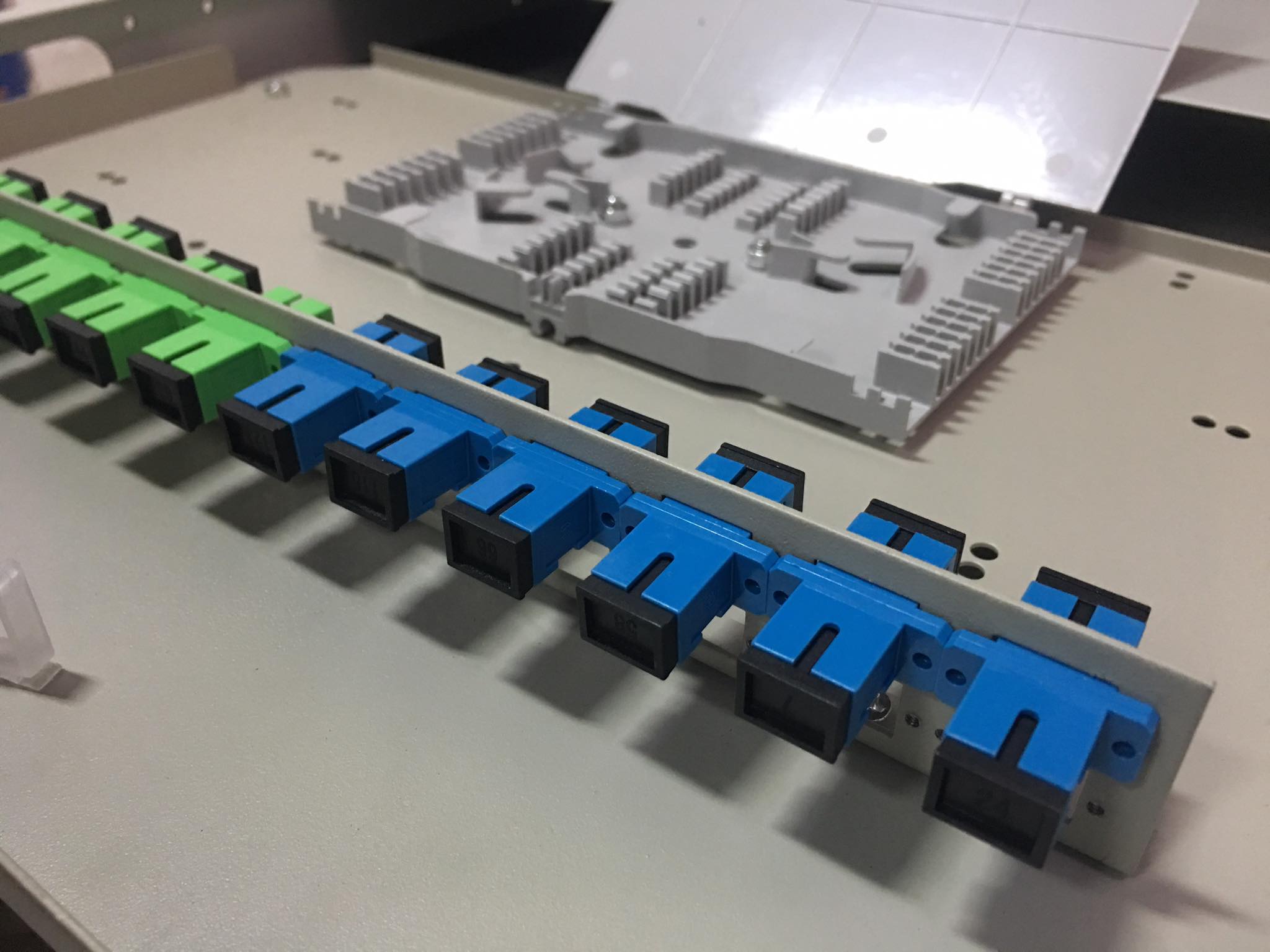 งานติดตั้ง เดินสาย fiber 12 core ติดตั้งตู้ outdoor rack tray side ...