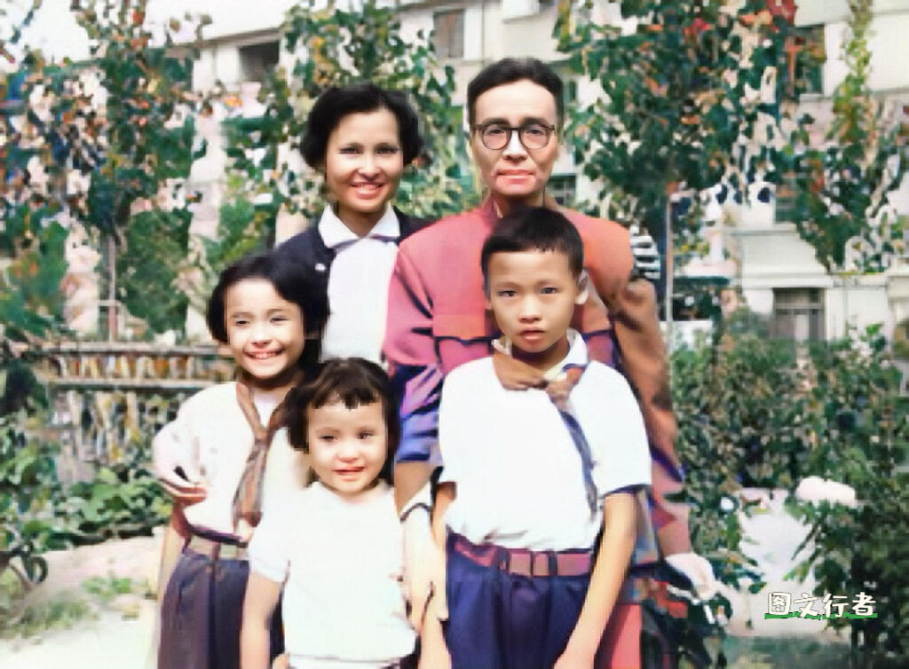 魔術師小強 - 60年代，晚年的梁思成與女兒梁再冰以及三位外孫的合影照片，鏡頭中的梁再冰摟著父親，臉上滿是笑容，而梁思成的表情則有些嚴肅，其實 ...