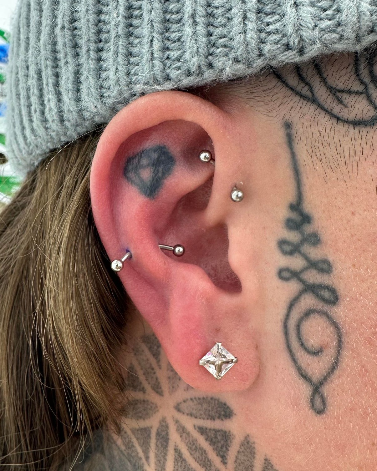 have-a-look-at-this-snug-done-the-belly-bar-canterbury