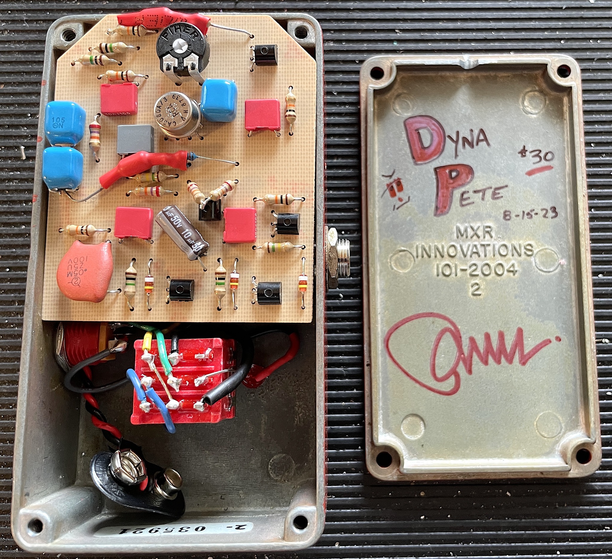 Upgraded MXR Dyna Comp script reissue with RCA CA3080 chip