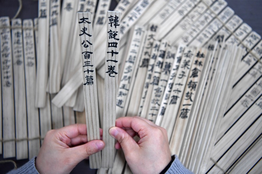古代中国で紙の発明前に文字を書き付けた竹や木の札を簡牘（かんどく）と呼ぶ。中国... - China Xinhua News