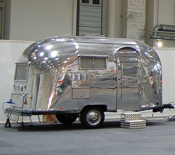 Motor City Classics 1:18 Airstream Bubble trailer model